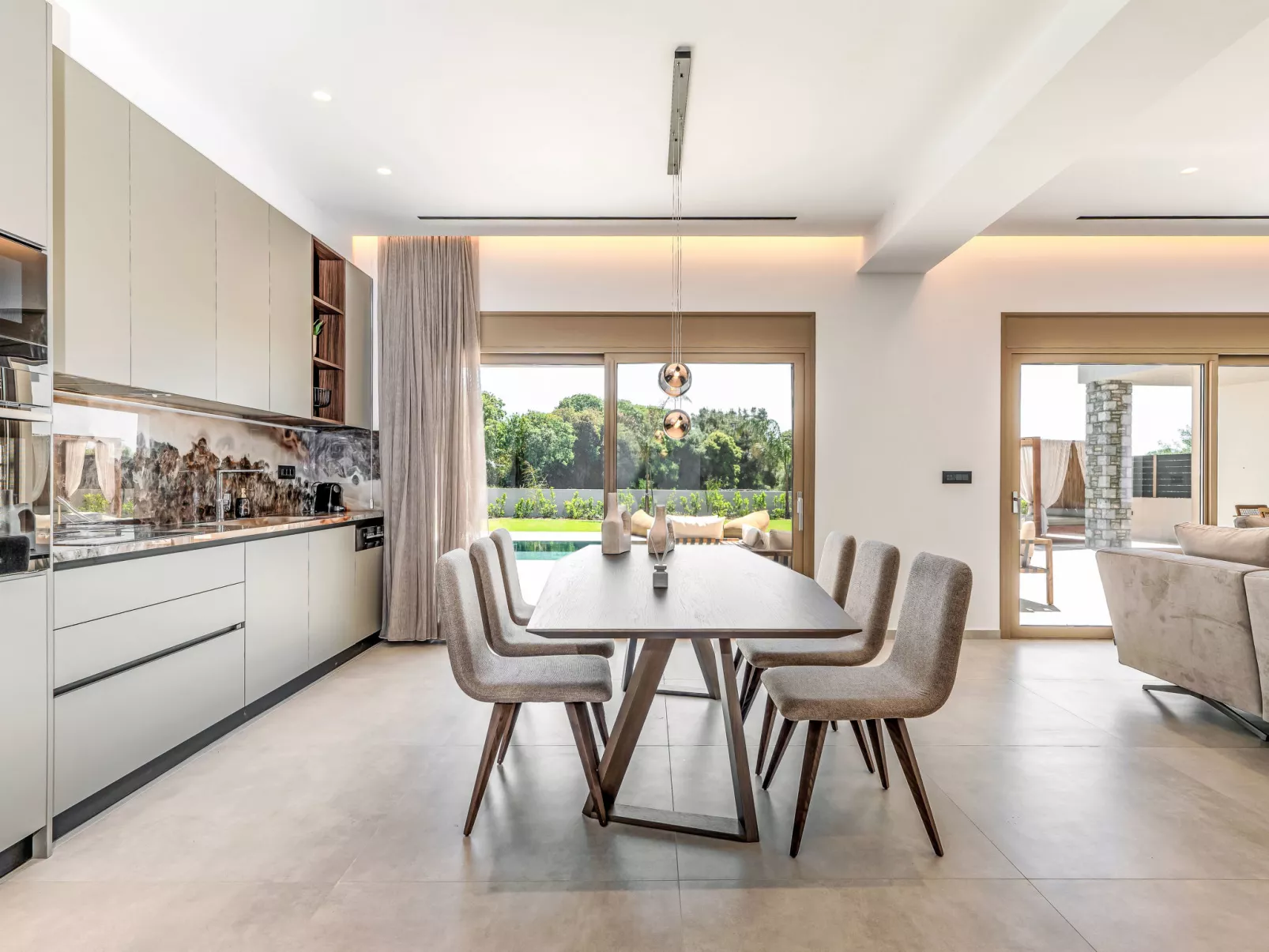 Ruby Paradise - Binnen