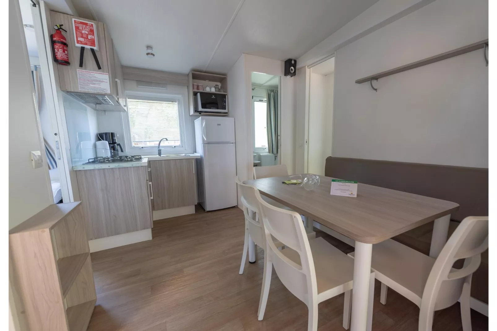 Stork Family Collection - LODGE DELUXE FAMILY max cap 6 pax - Eetkamer