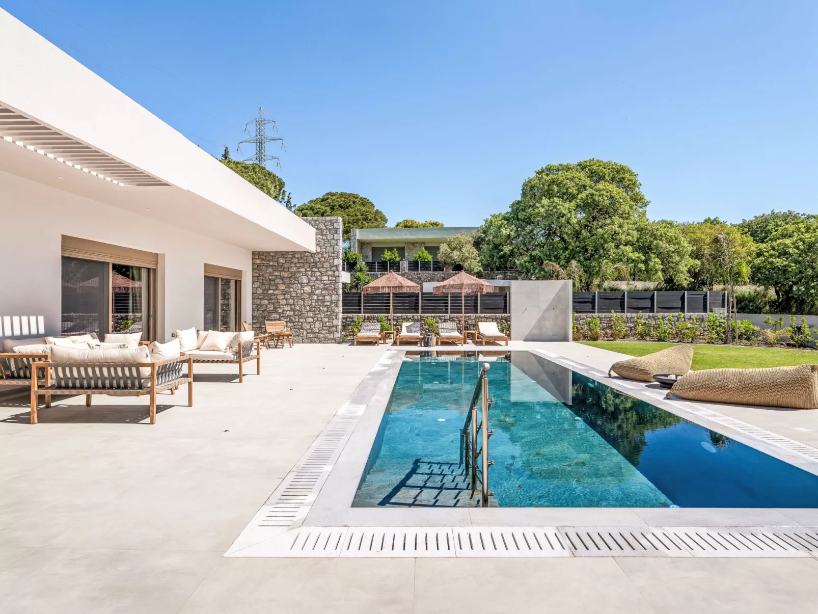 Ruby Paradise - Buiten