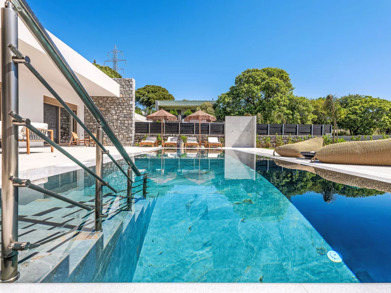 Ruby Paradise - Buiten