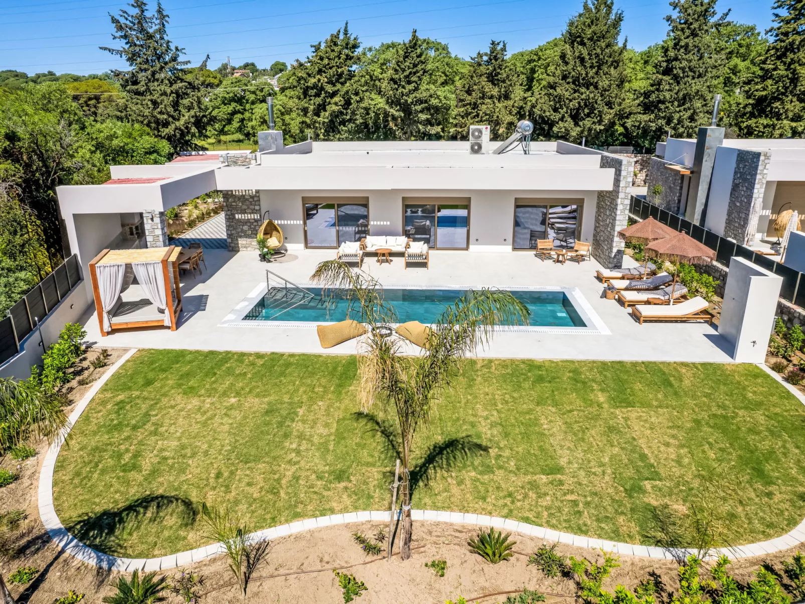 Ruby Paradise - Buiten