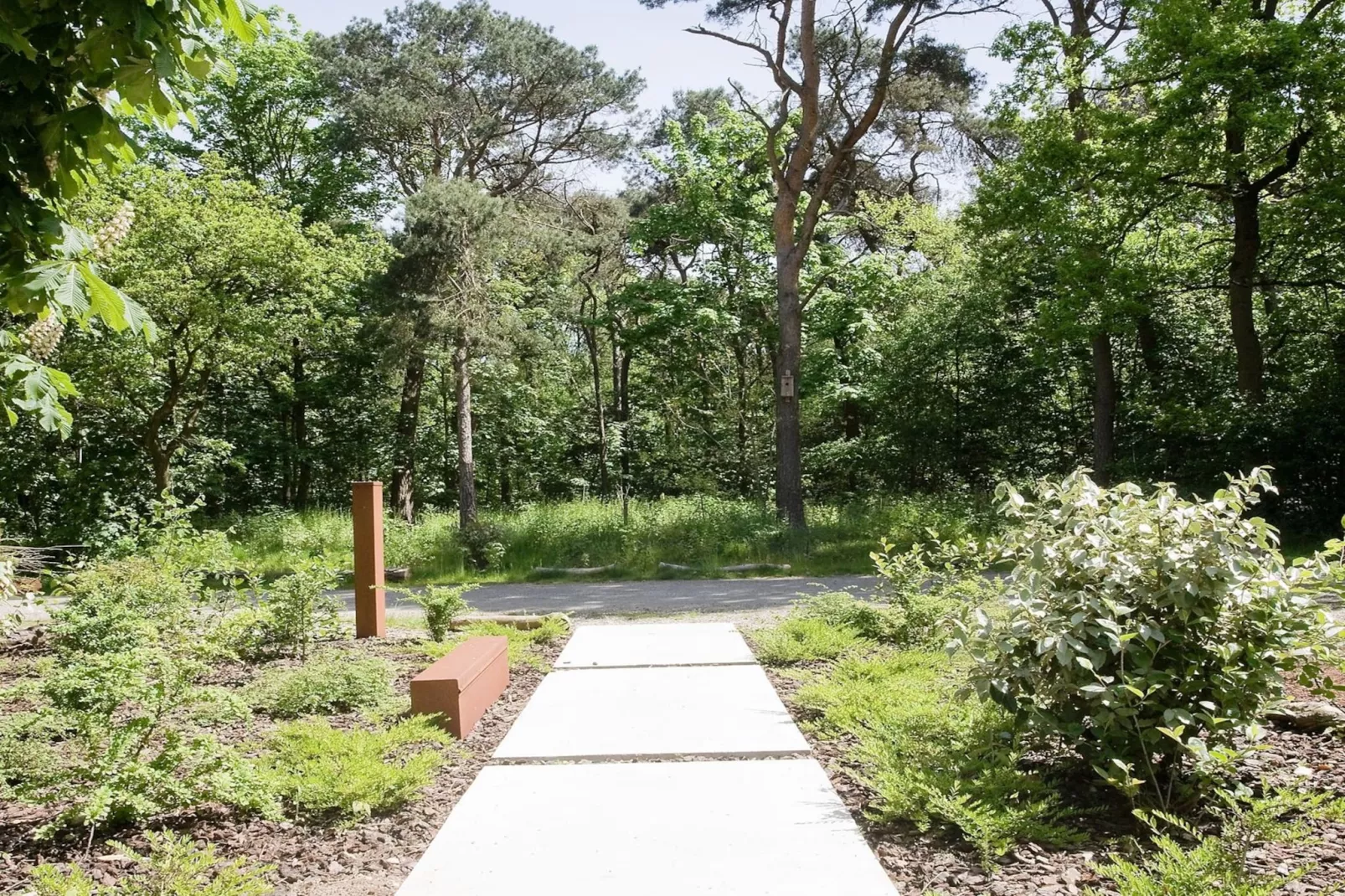 Stalen Boshuis - Tuinen zomer