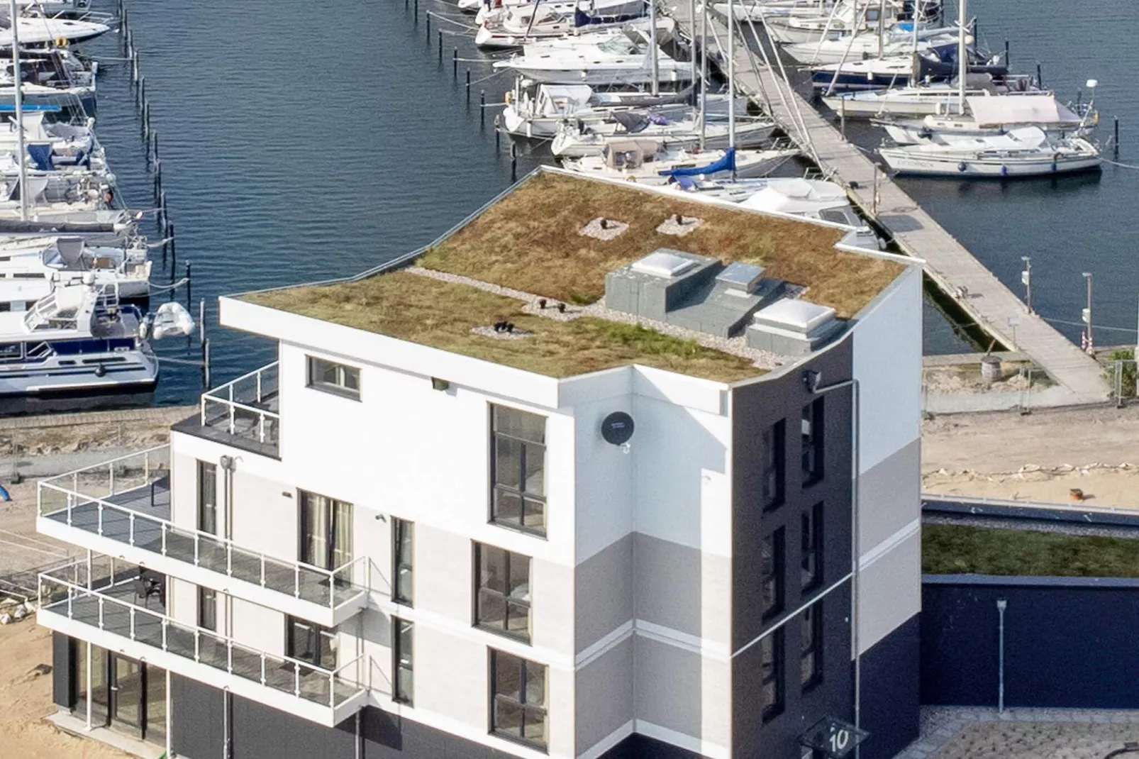Modern vakantieappartement direct aan zee
