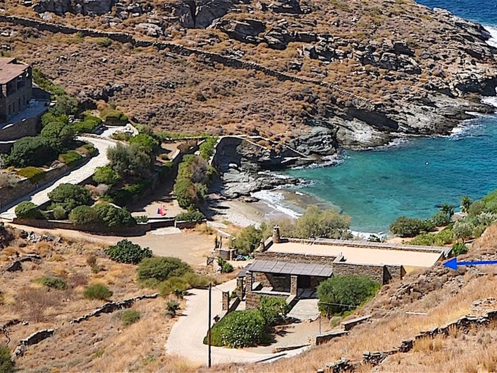 Haus in Kea mit Parkplatz im Freien und Blick auf den Sonnenuntergang
