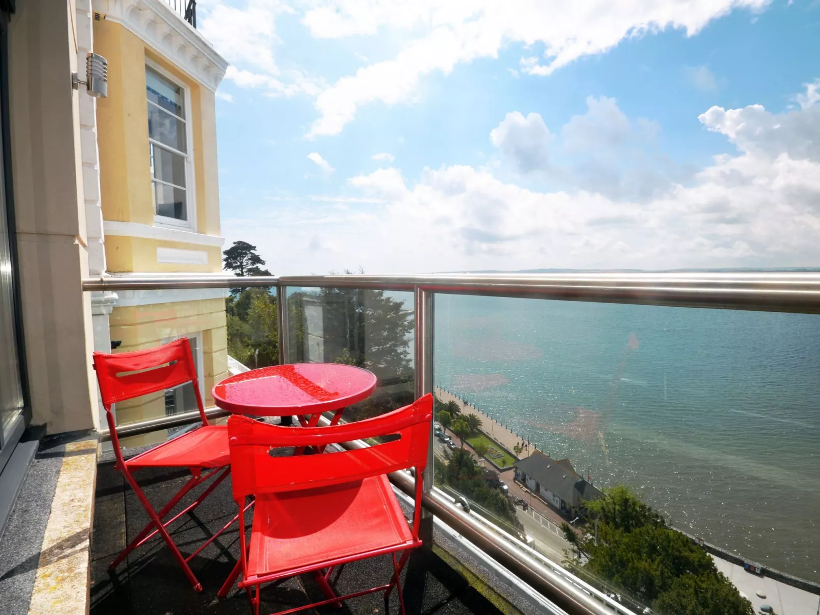 Modern eingerichtete Ferienwohnung in der ersten Etage mit Panorama-Meerblick v