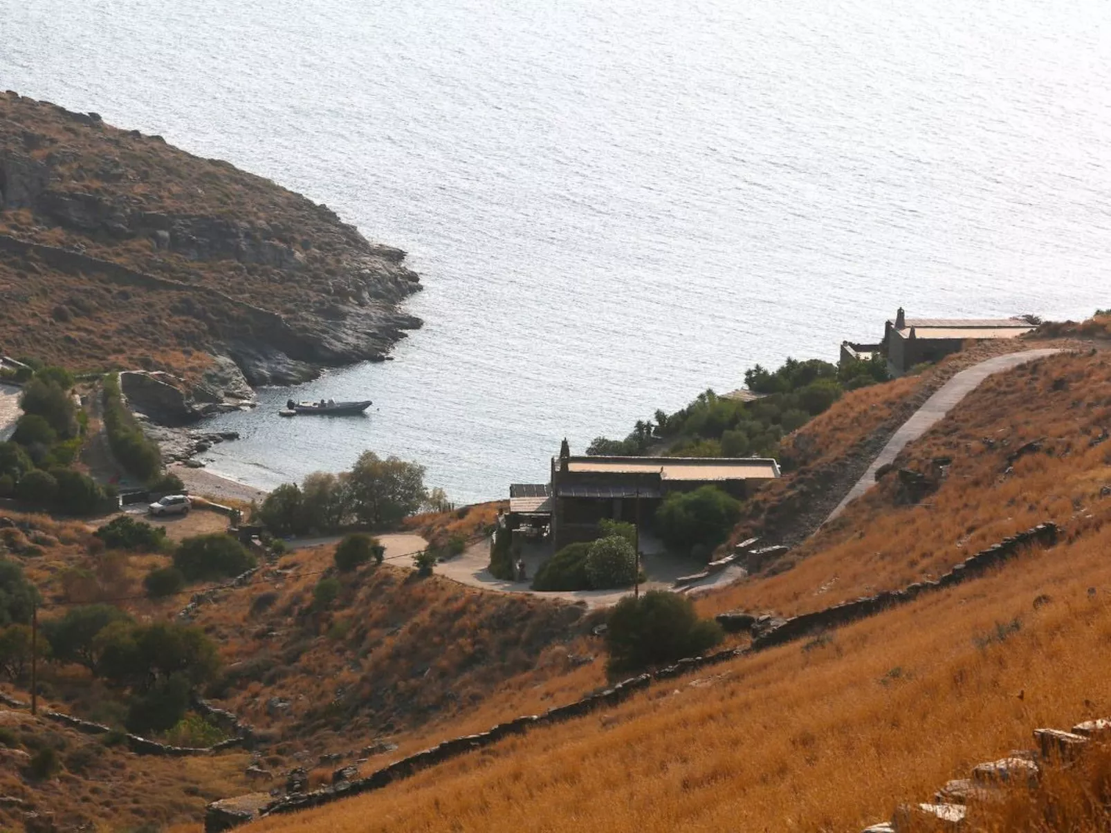 Haus in Kea mit Parkplatz im Freien und Blick auf den Sonnenuntergang