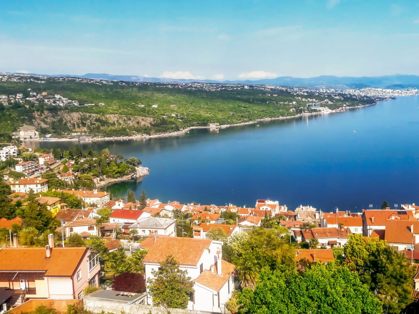 Großzügiges, modernes Apartment mit Terrasse und Meerblick