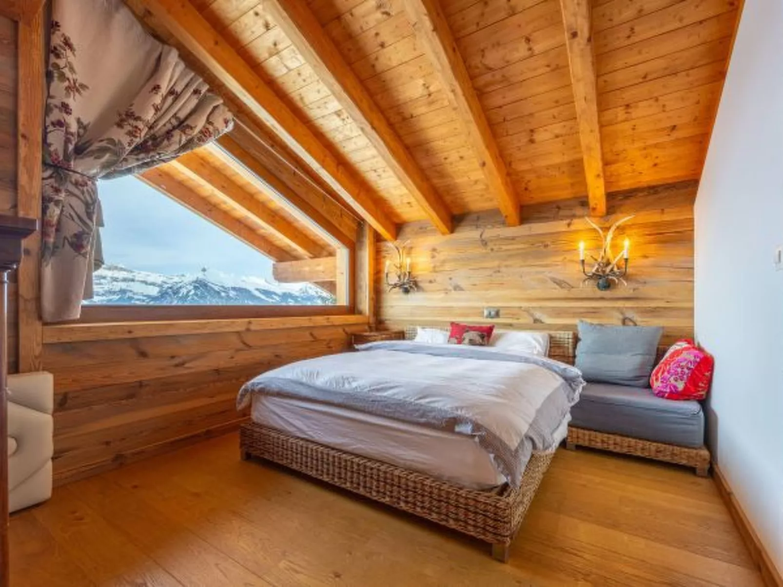 Above the Clouds - spacious chalet with great view - Binnen