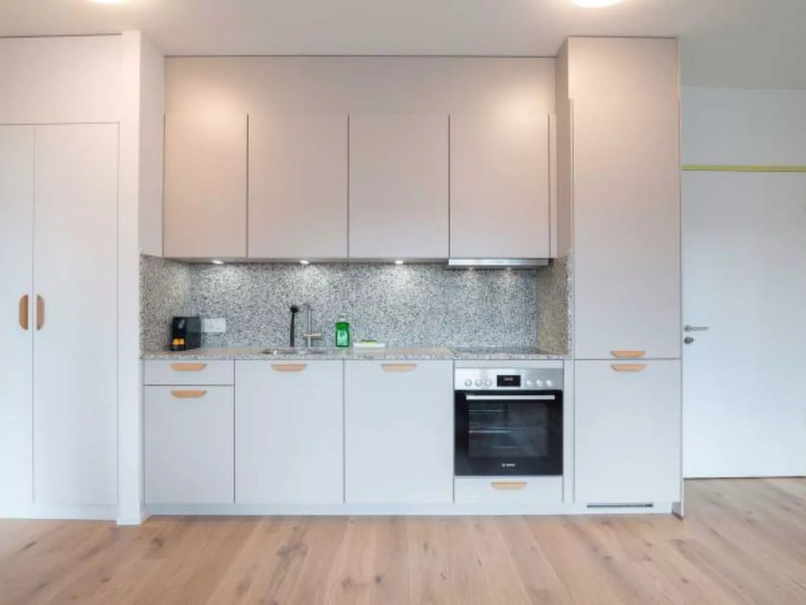 ZH Yellow 3 - Letzigrund HITrental Apartment - Binnen