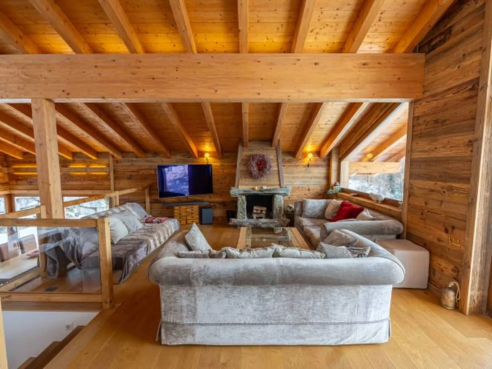 Above the Clouds - spacious chalet with great view - Binnen