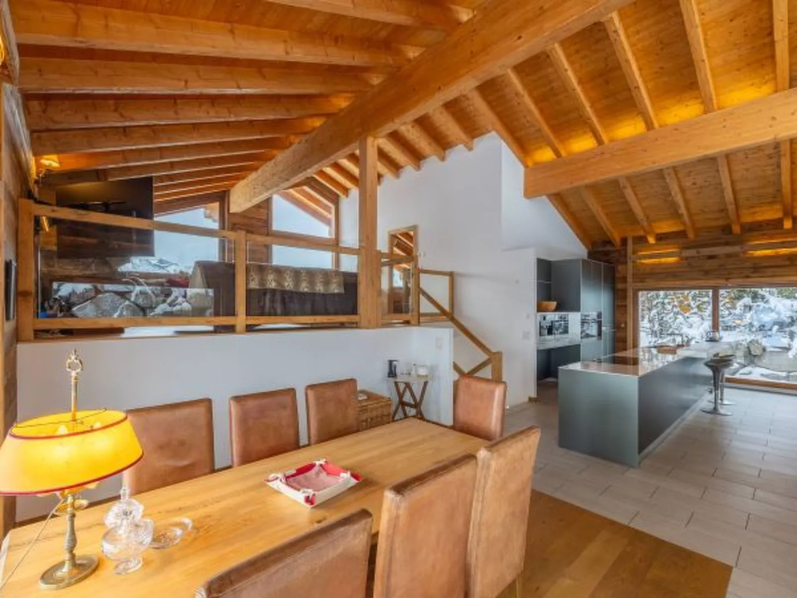 Above the Clouds - spacious chalet with great view - Binnen