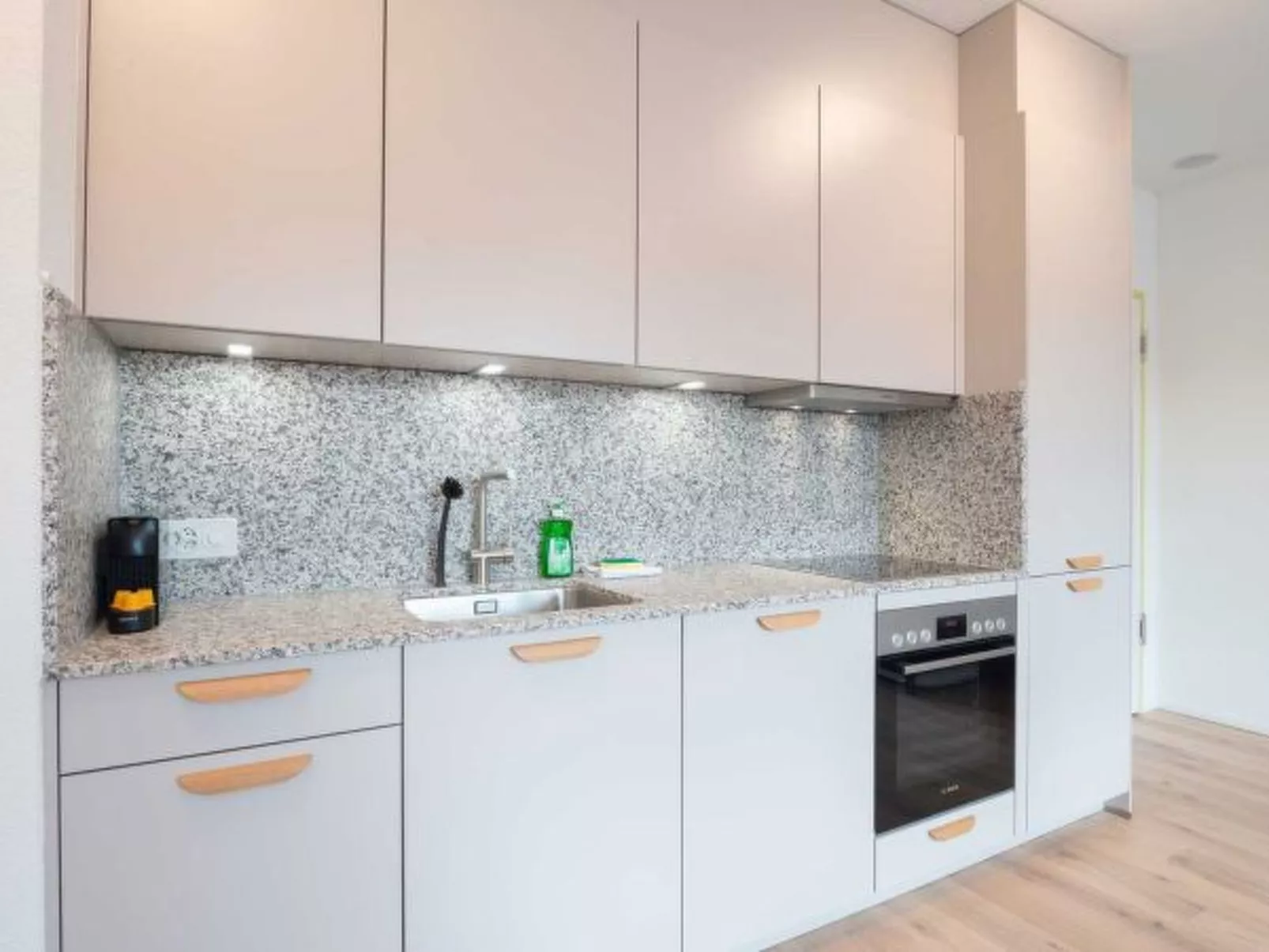 ZH Yellow 4- Letzigrund HITrental Apartment - Binnen