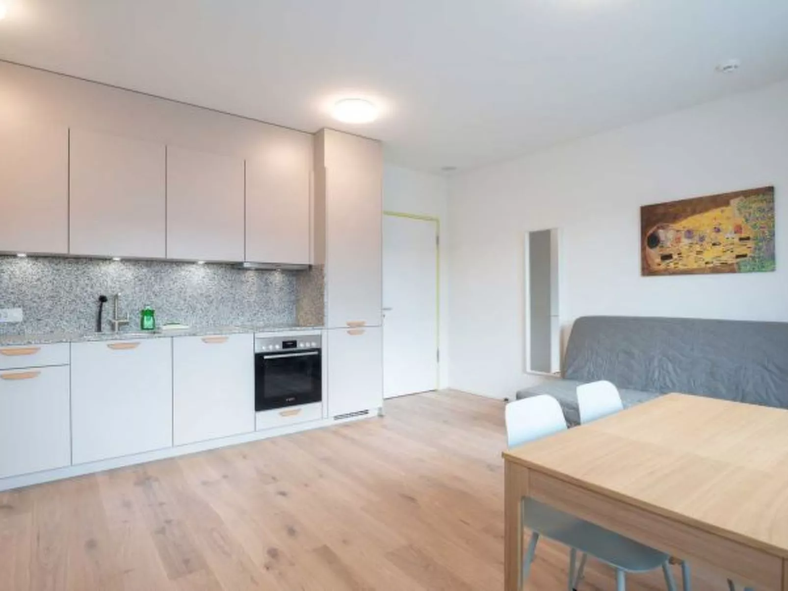 ZH Yellow 5 - Letzigrund HITrental Apartment - Binnen