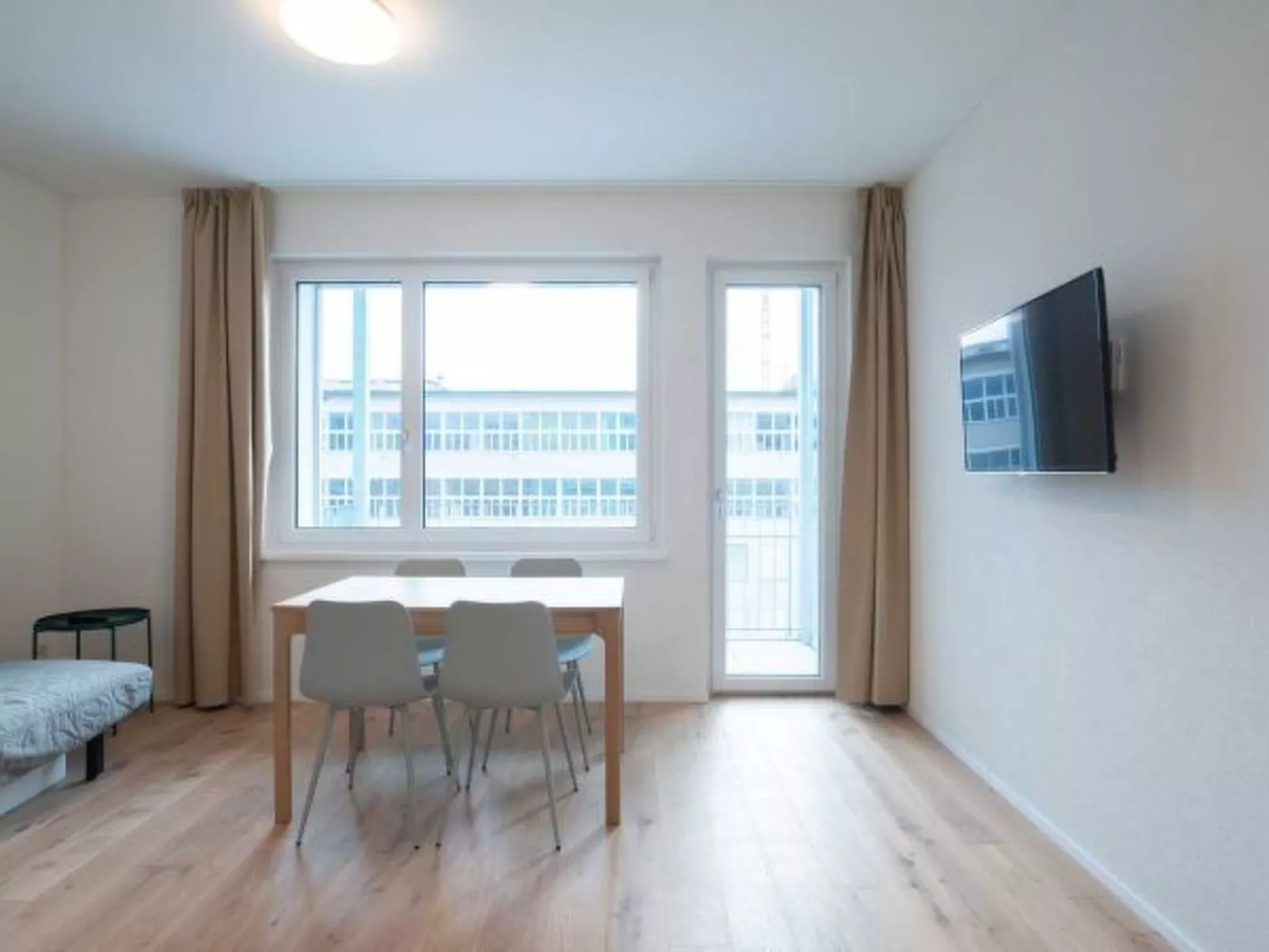 ZH Yellow 5 - Letzigrund HITrental Apartment - Binnen