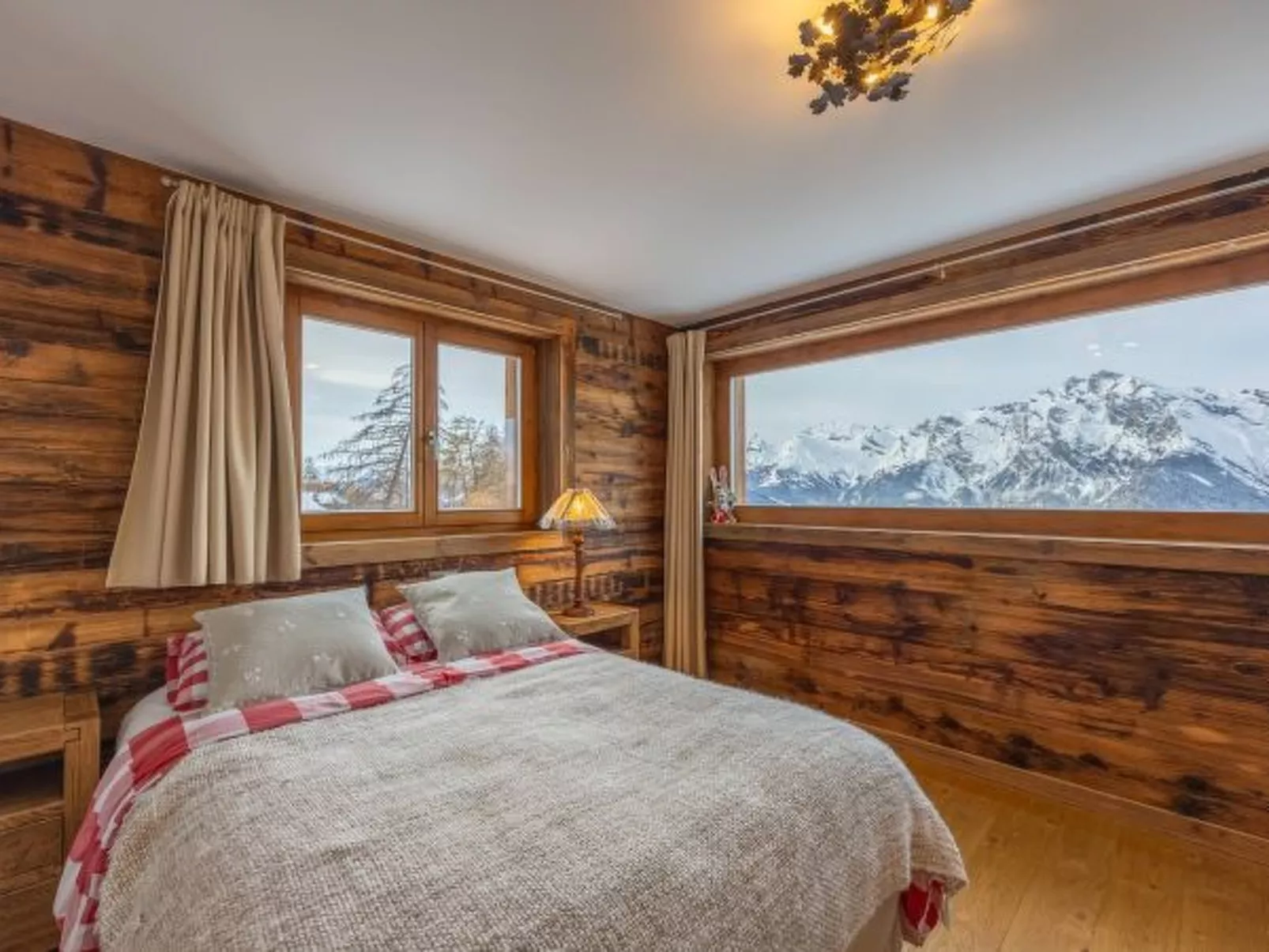 Above the Clouds - spacious chalet with great view - Binnen