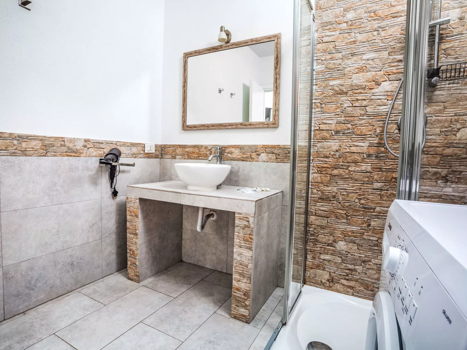 Luminoso trilocale eolo - Binnen