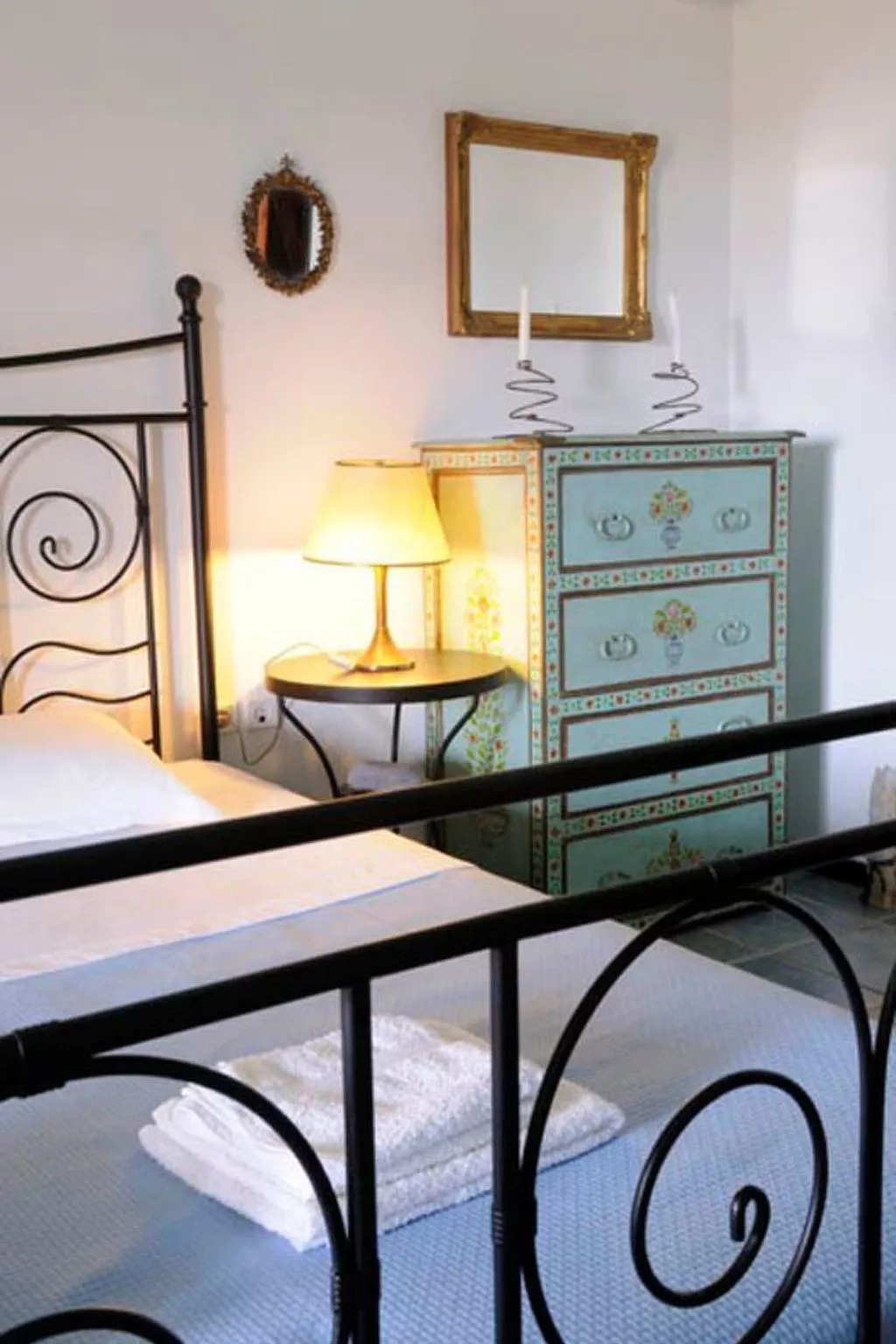 Haus in Kea mit Parkplatz im Freien und Blick auf den Sonnenuntergang - Image-tags.info