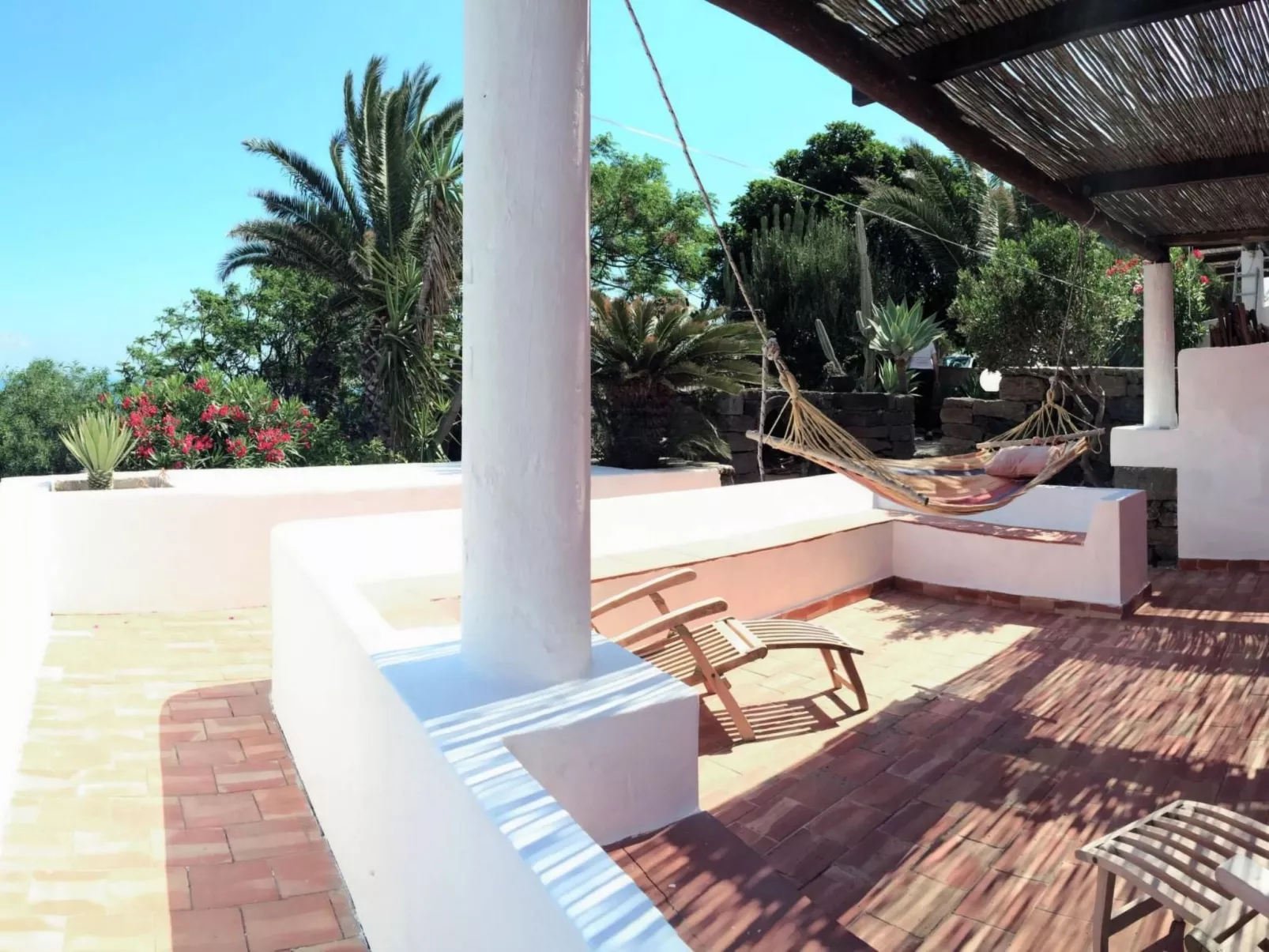 Dammuso mit Terrasse und Meerblick - Buiten