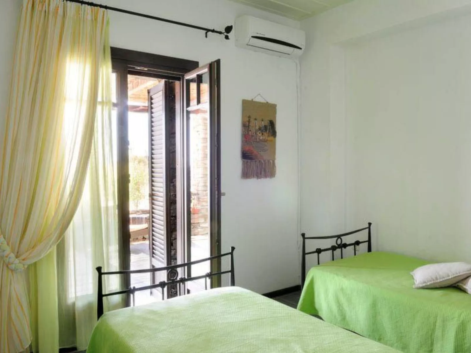 Haus in Kea mit Parkplatz im Freien und Blick auf den Sonnenuntergang - Image-tags.info