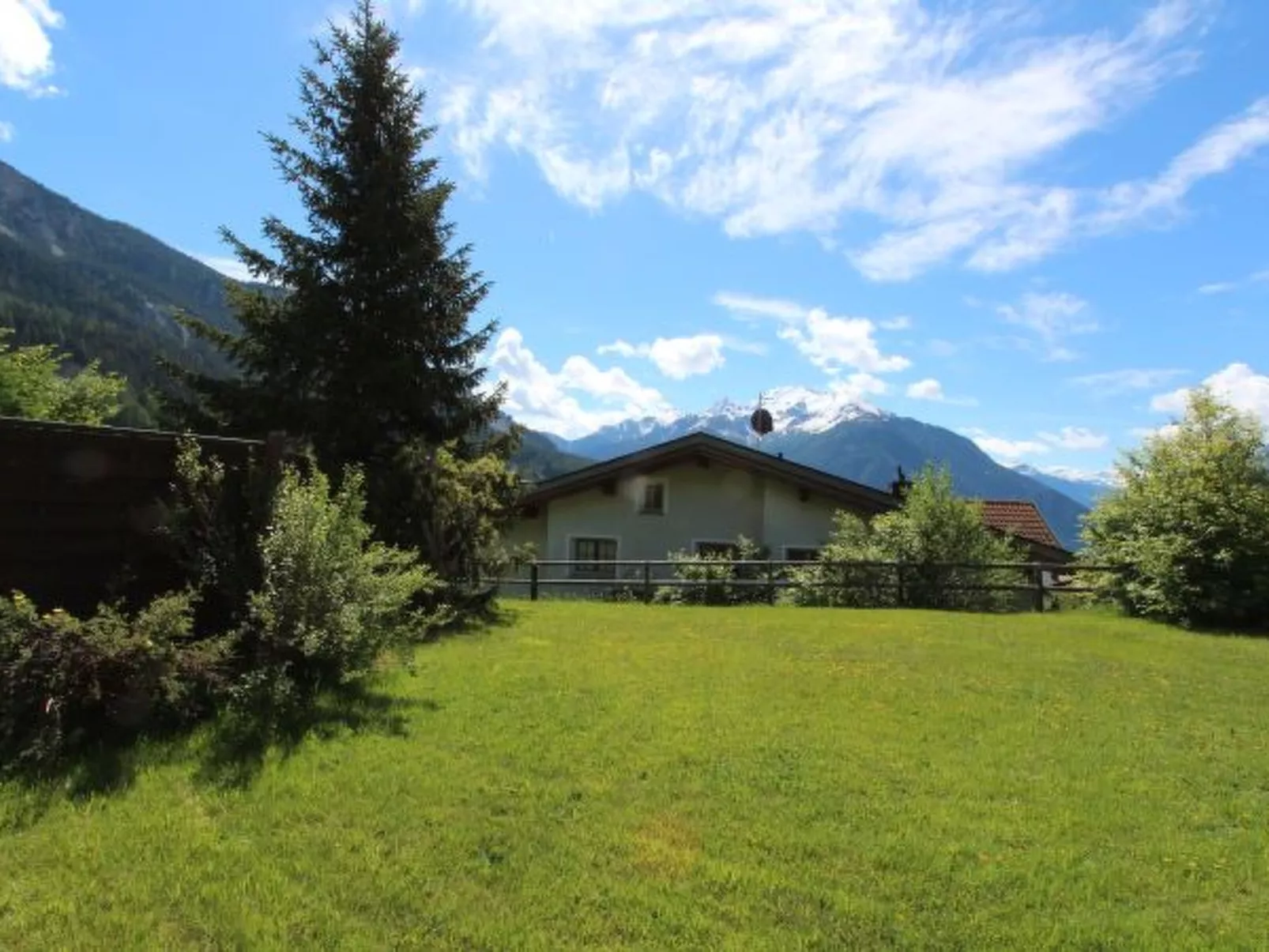 Arnika Family Accommodation in Lantsch-Lenz – For 5 People - Buiten