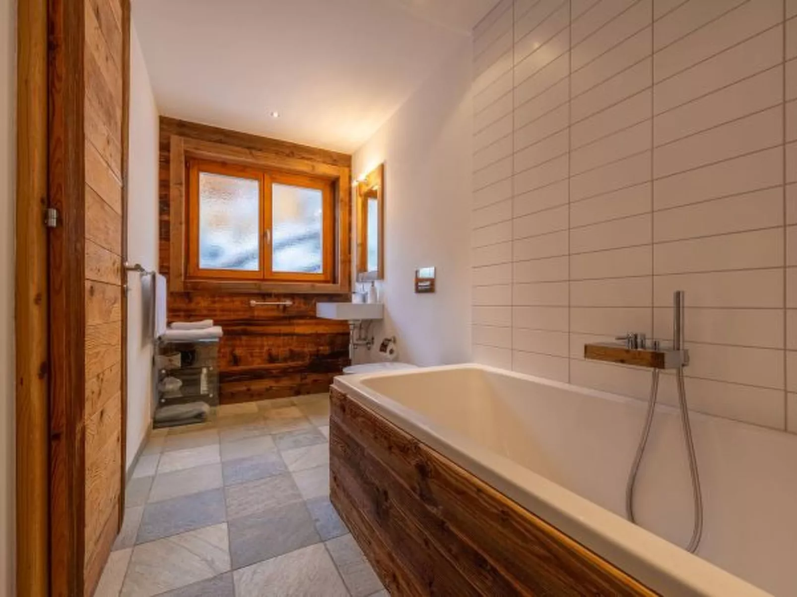 Above the Clouds - spacious chalet with great view - Binnen