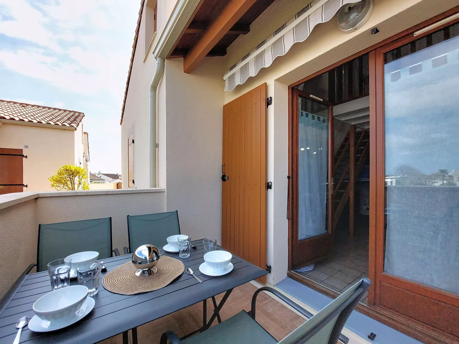 Les Soleils Rouges - Buiten