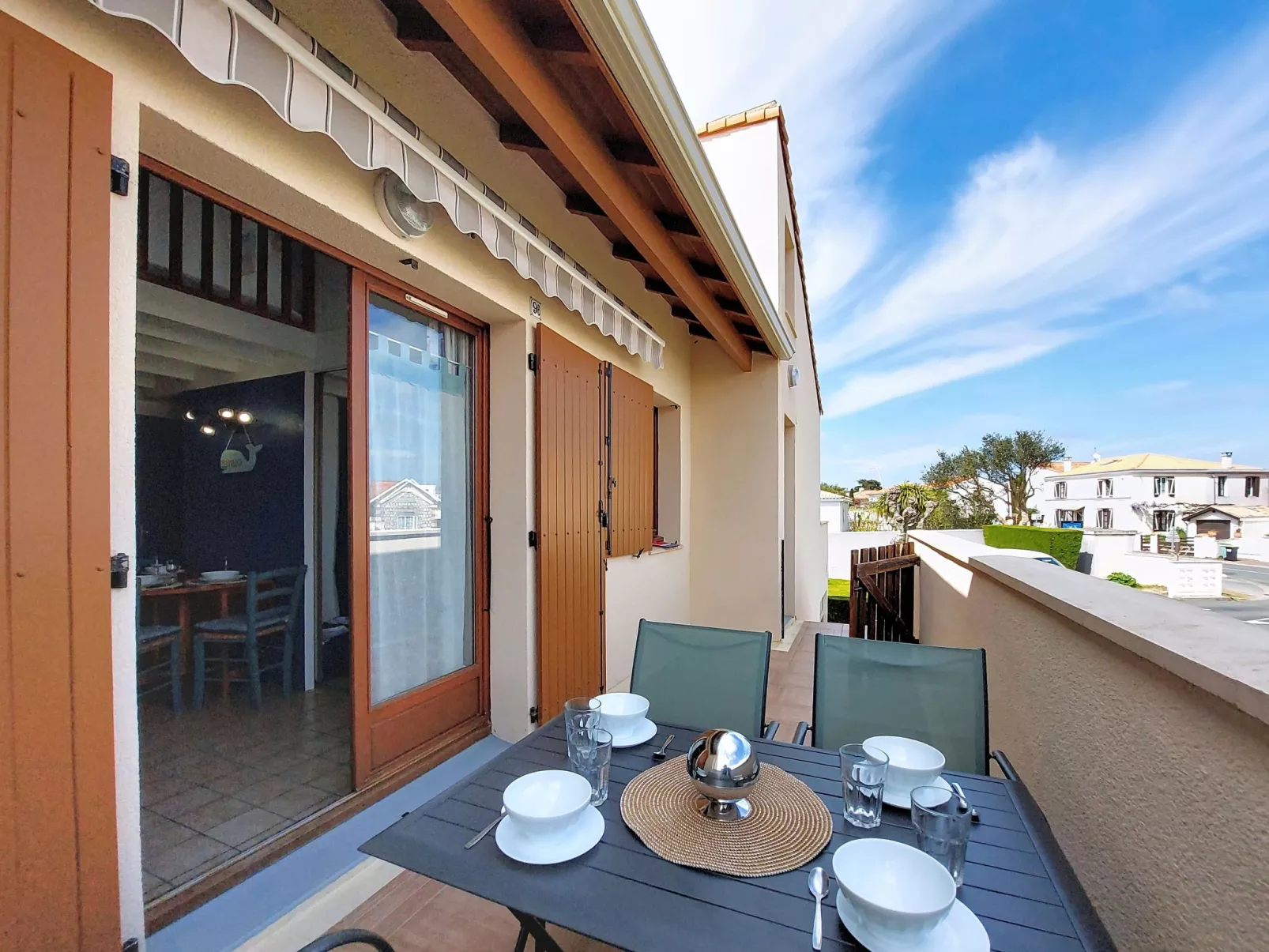 Les Soleils Rouges - Buiten