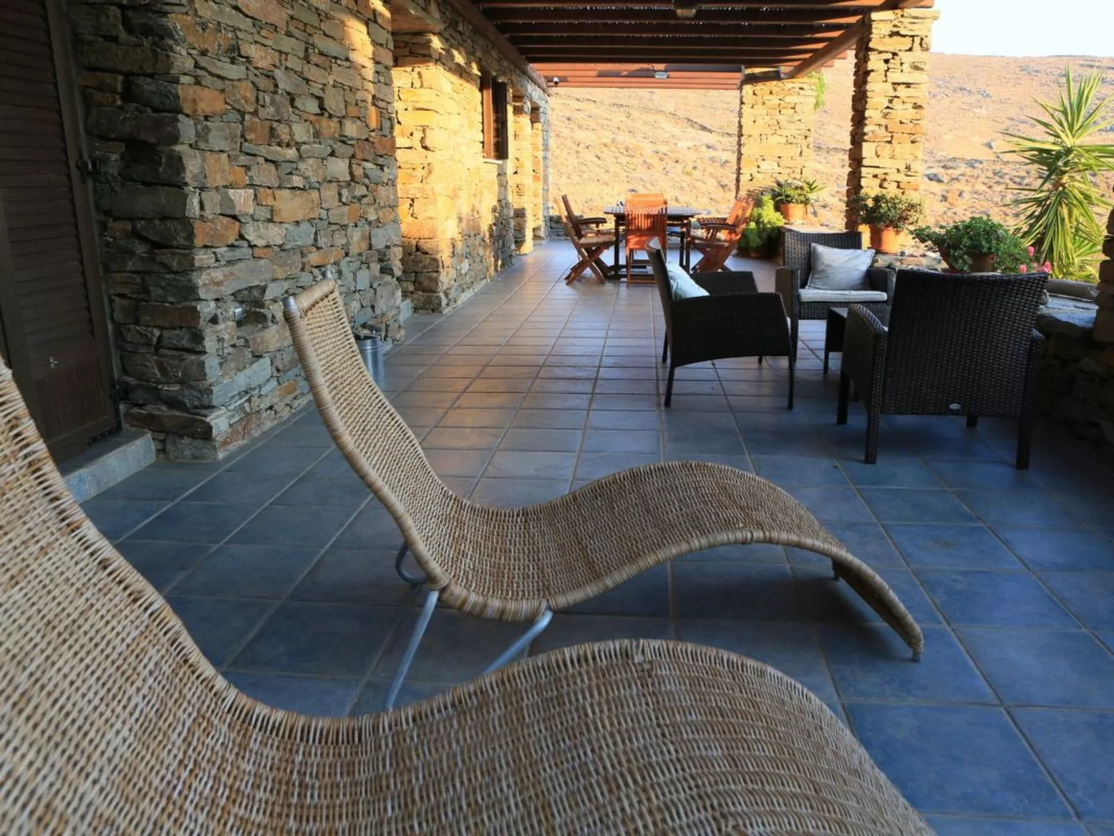 Haus in Kea mit Parkplatz im Freien und Blick auf den Sonnenuntergang - Image-tags.info