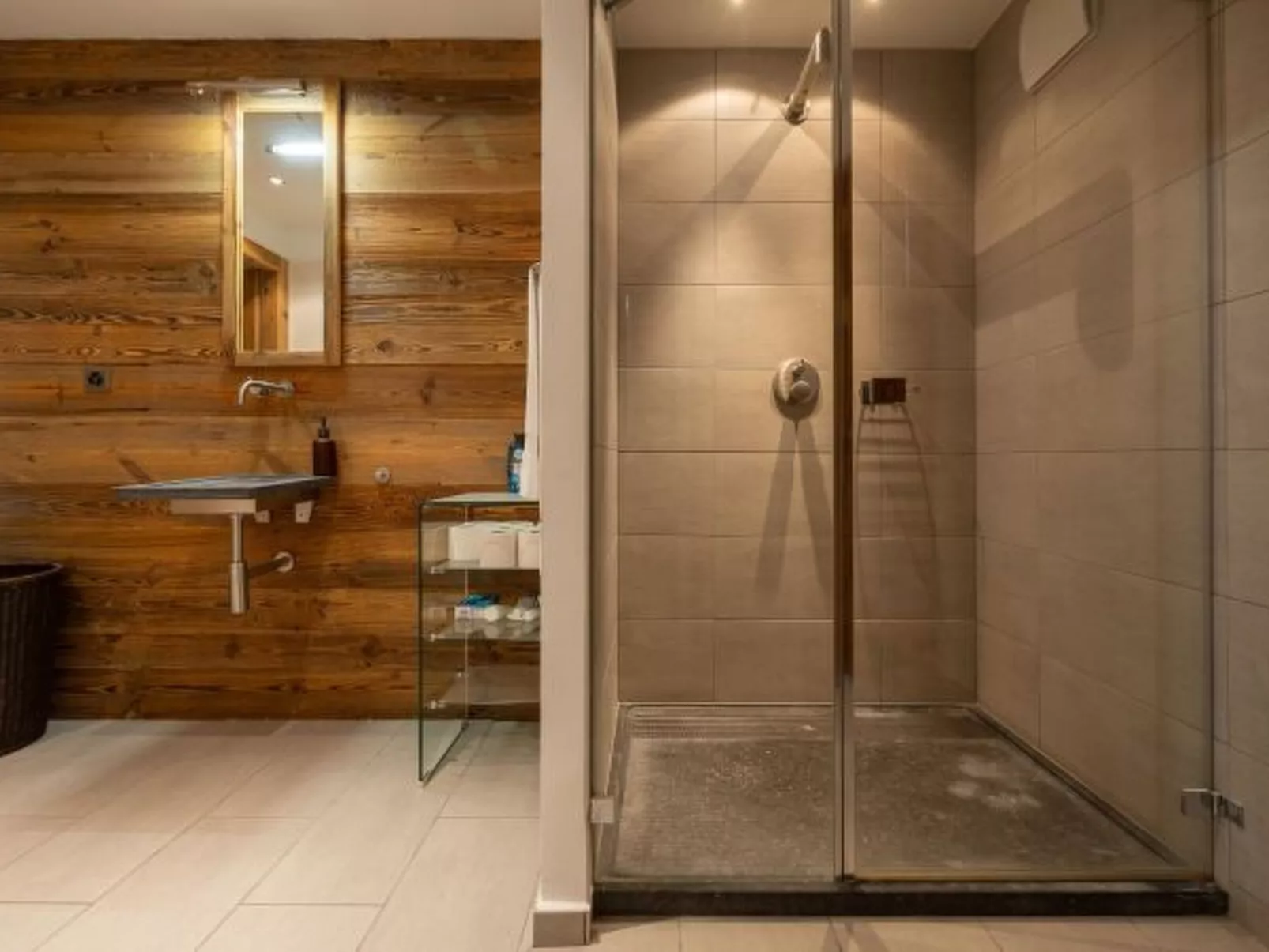 Above the Clouds - spacious chalet with great view - Binnen