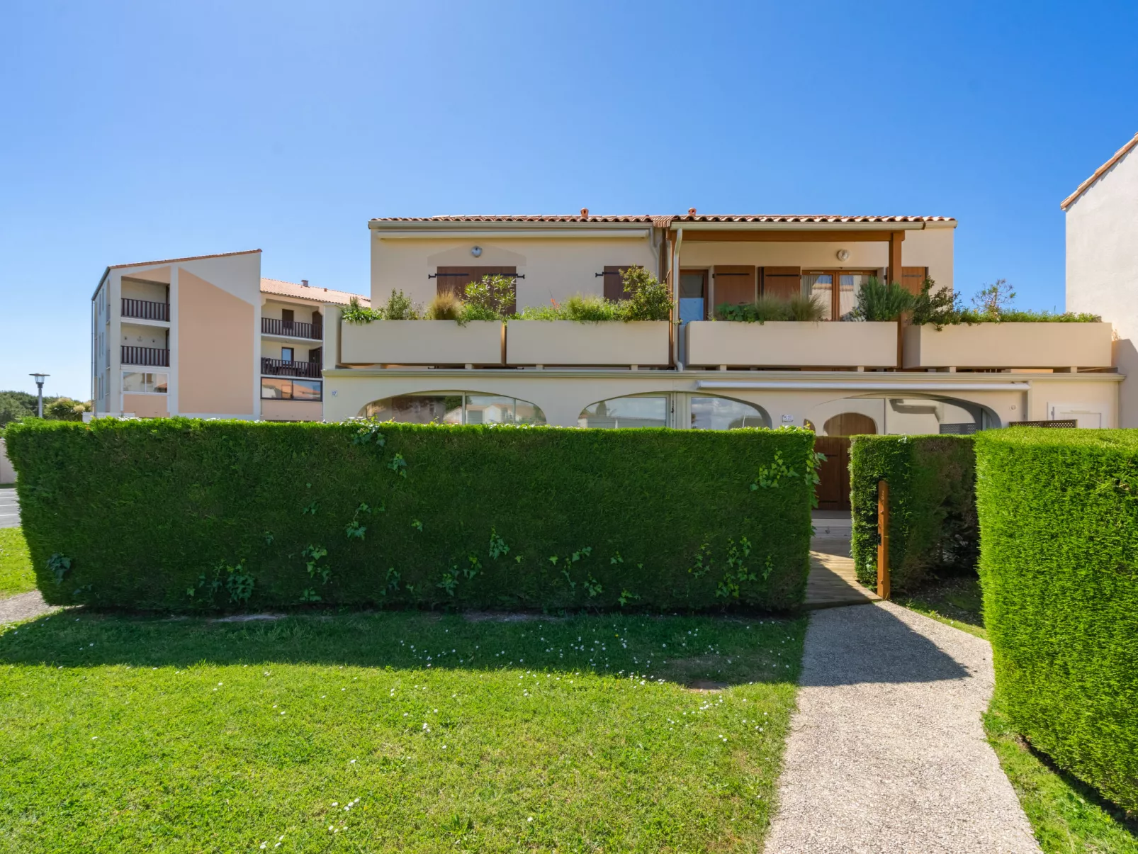 Les Soleils Rouges - Buiten