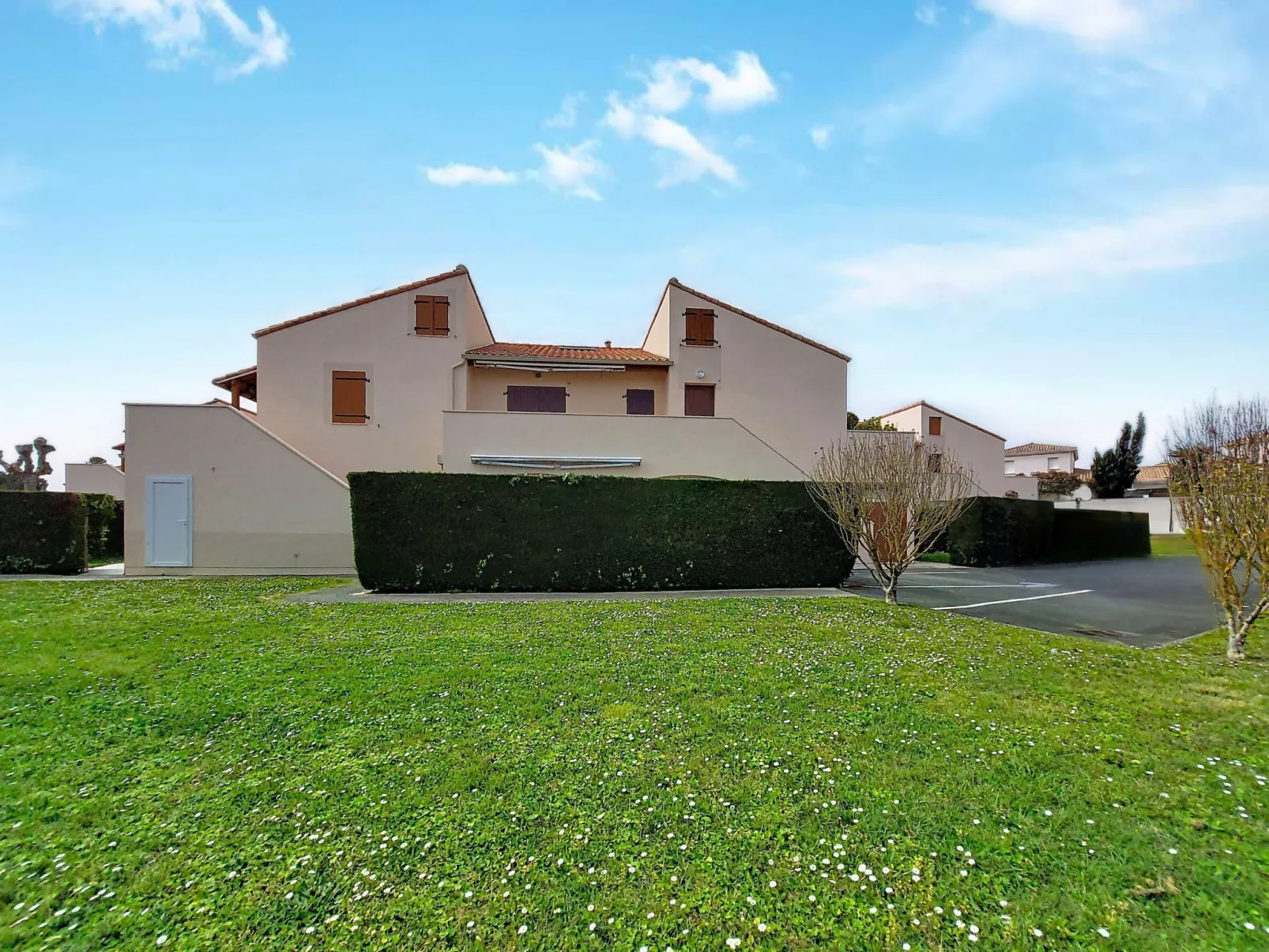 Les Soleils Rouges - Buiten