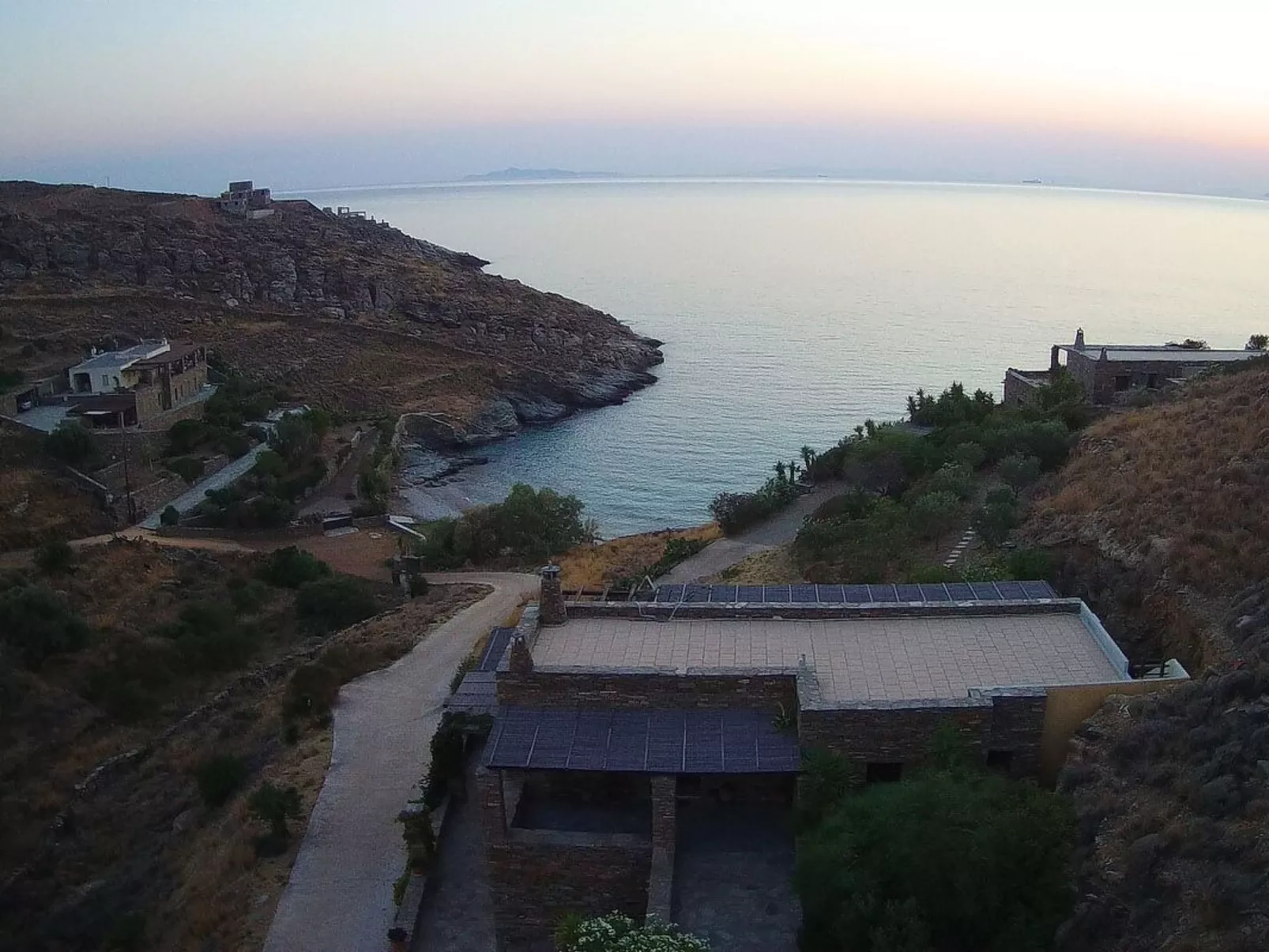 Haus in Kea mit Parkplatz im Freien und Blick auf den Sonnenuntergang - Image-tags.info