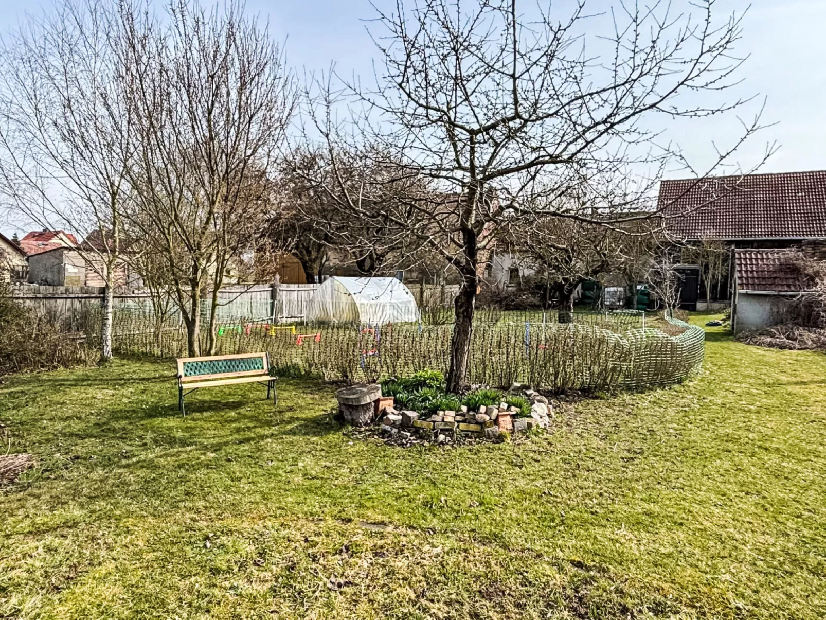 Mit großem Garten - Buiten