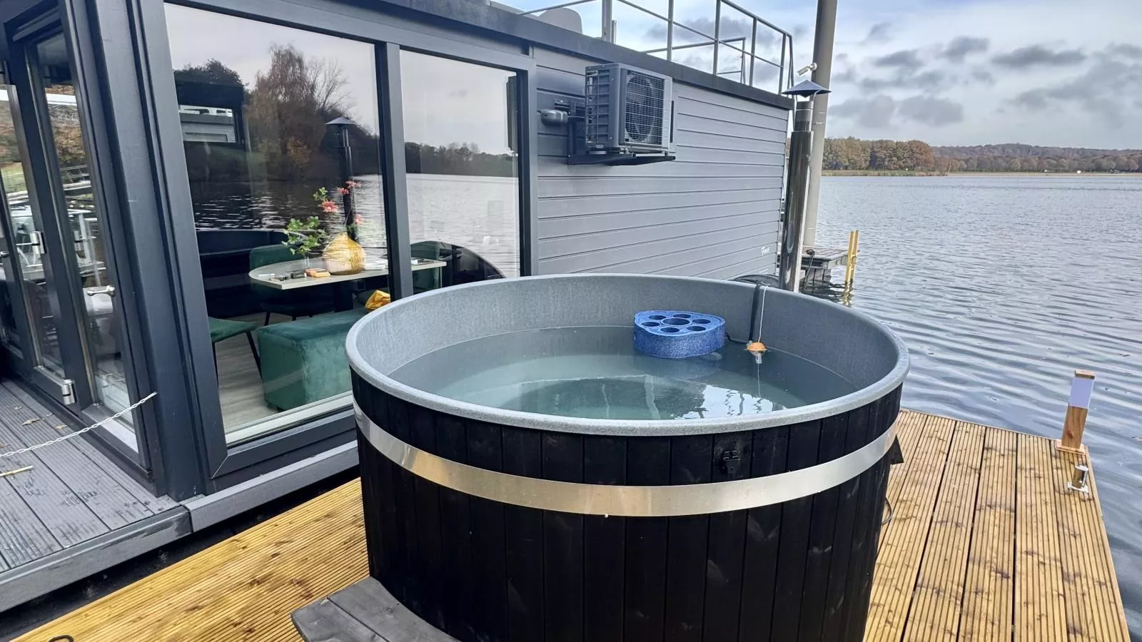 Floating in Limburg - rooftop hottub