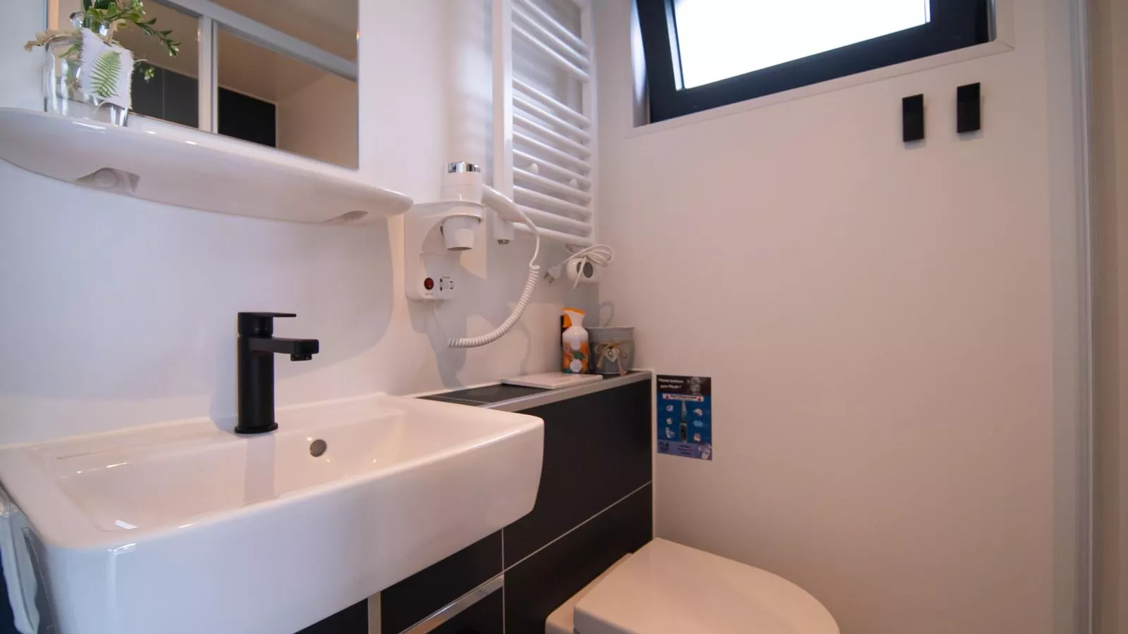 Floating in Limburg - rooftop hottub - Badkamer