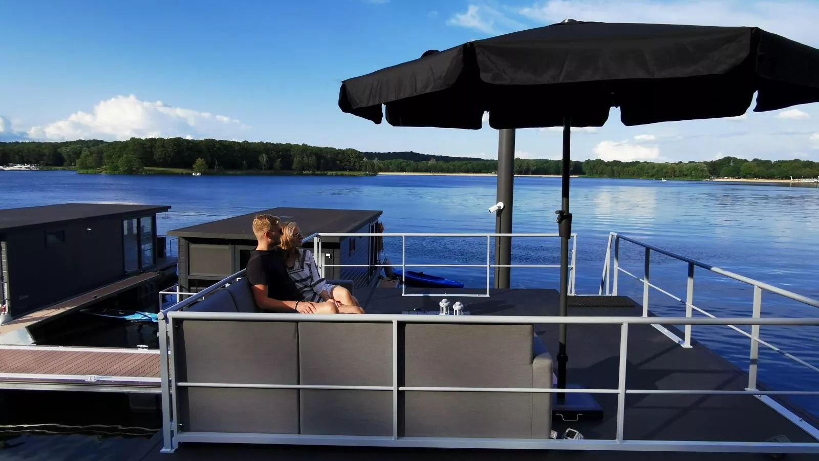 Floating in Limburg - rooftop hottub - Terrasbalkon