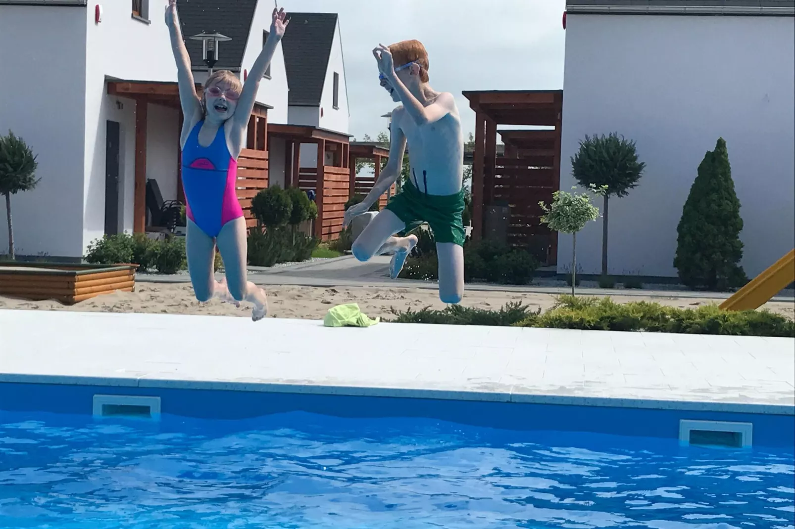 Domy z basenem Rogowo dla 8 osób-Buitenkant zomer