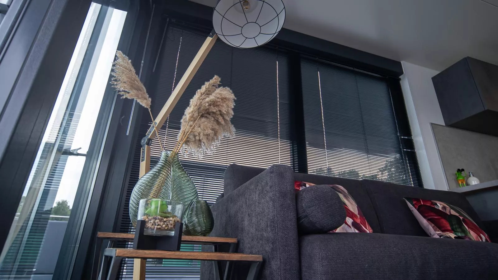 Floating in Limburg - rooftop hottub - Woonkamer