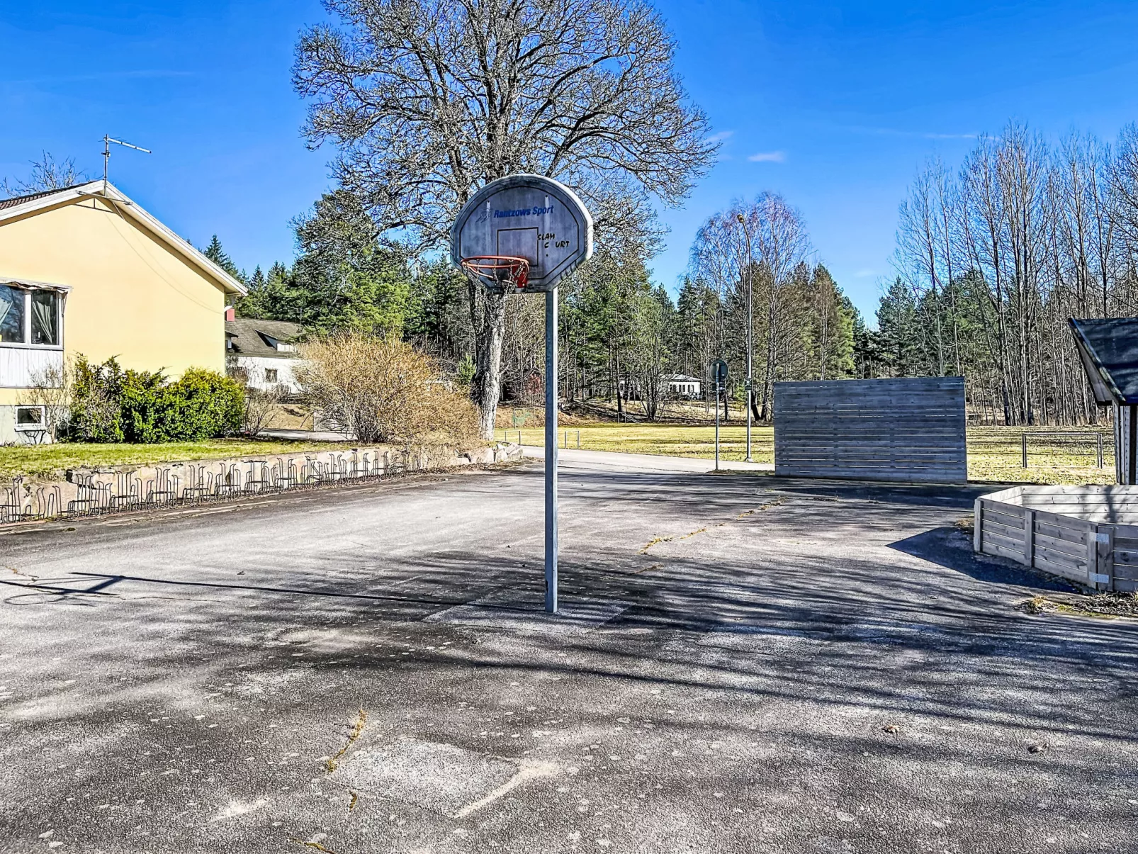 Skolhuset - Buiten