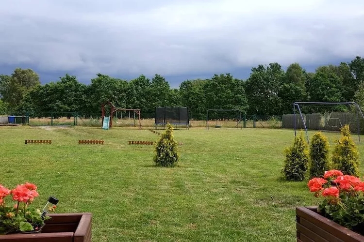 Dom wakacyjny z Klimatem Smołdziński Las - Tuinen zomer