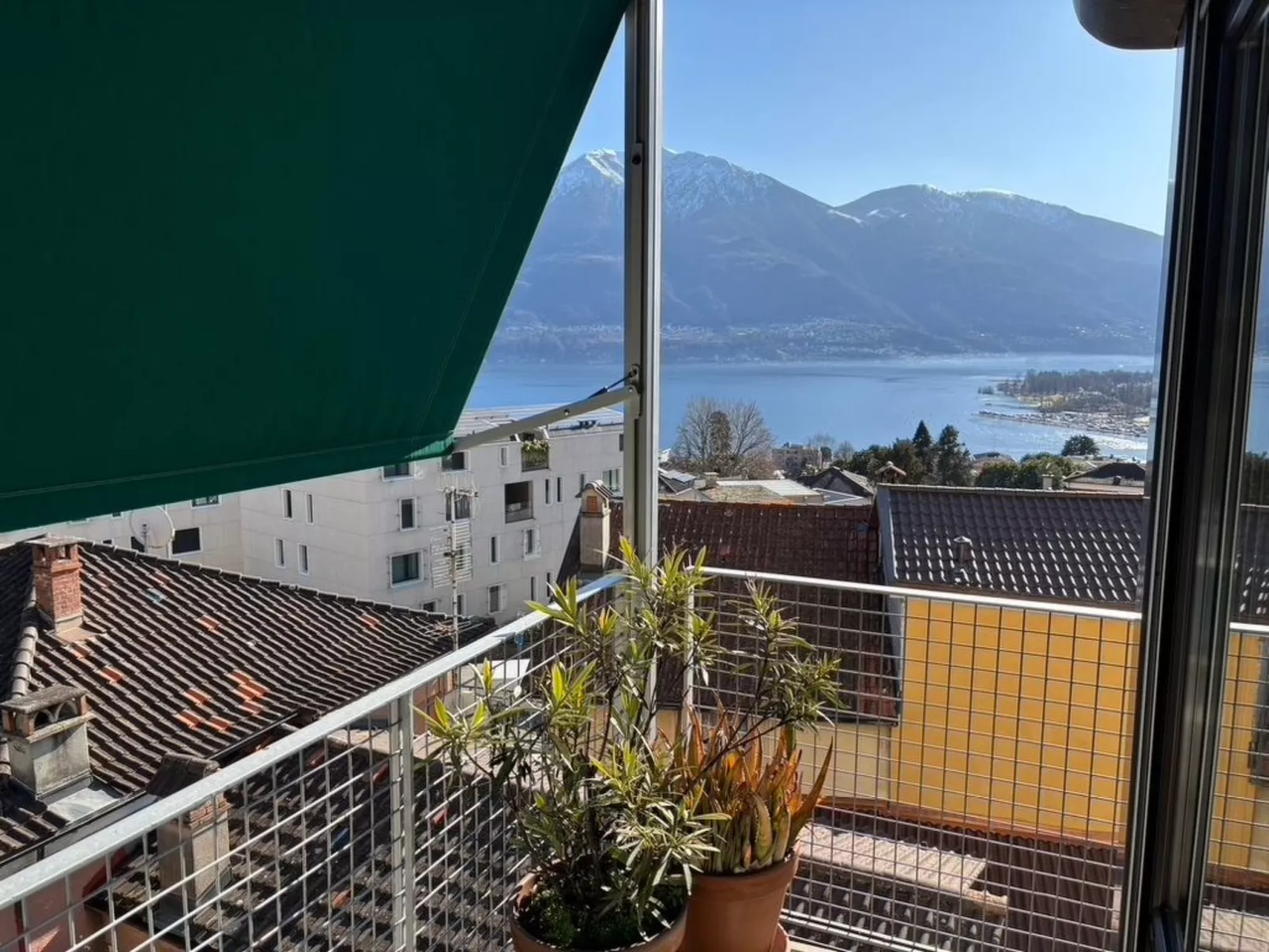 Freie Sicht auf See und Berge - Buiten