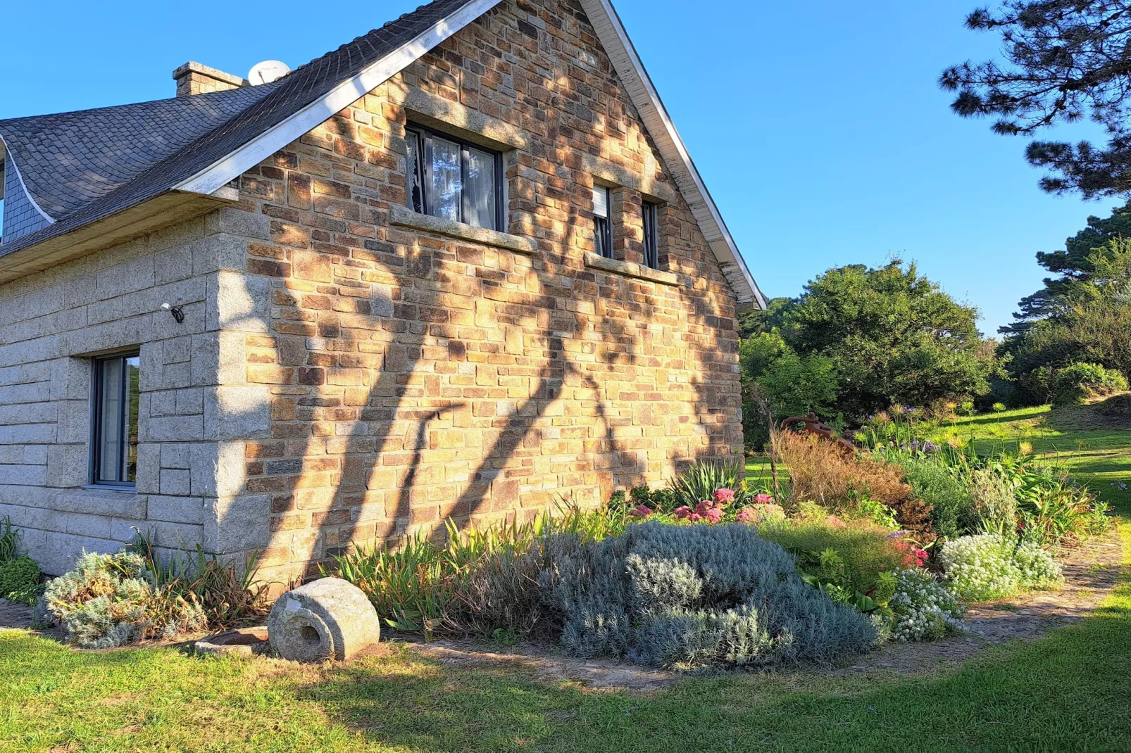 Granitsteinhaus in Nevez - Buitenkant zomer