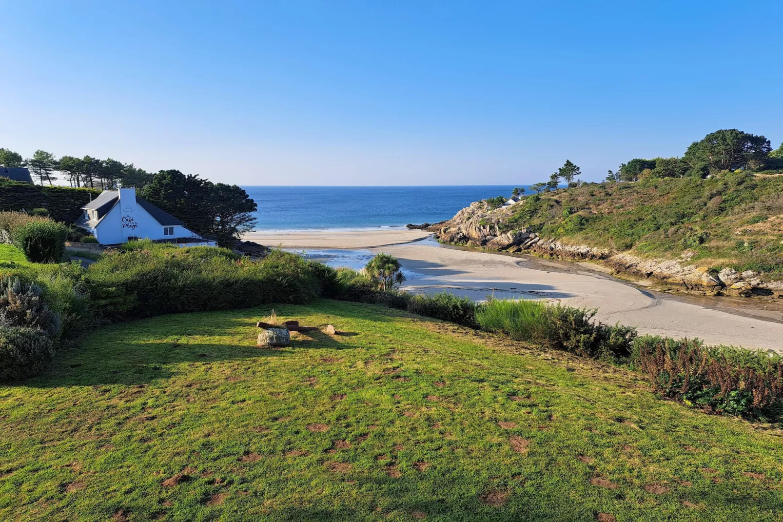 Granitsteinhaus in Nevez - Uitzicht zomer