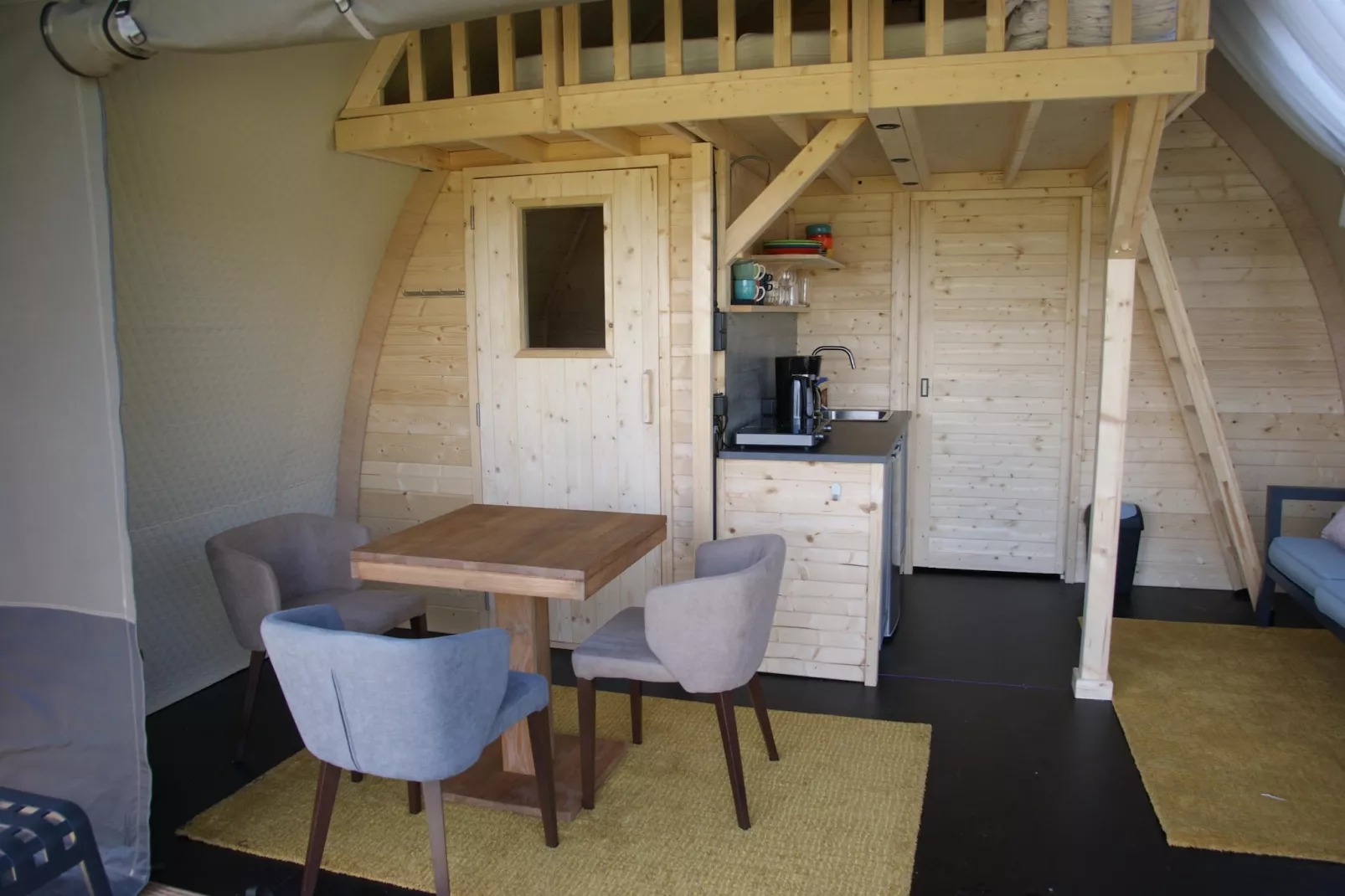 Tentlodge Partijs Wellness met sauna en prive-bad-2p - Woonkamer