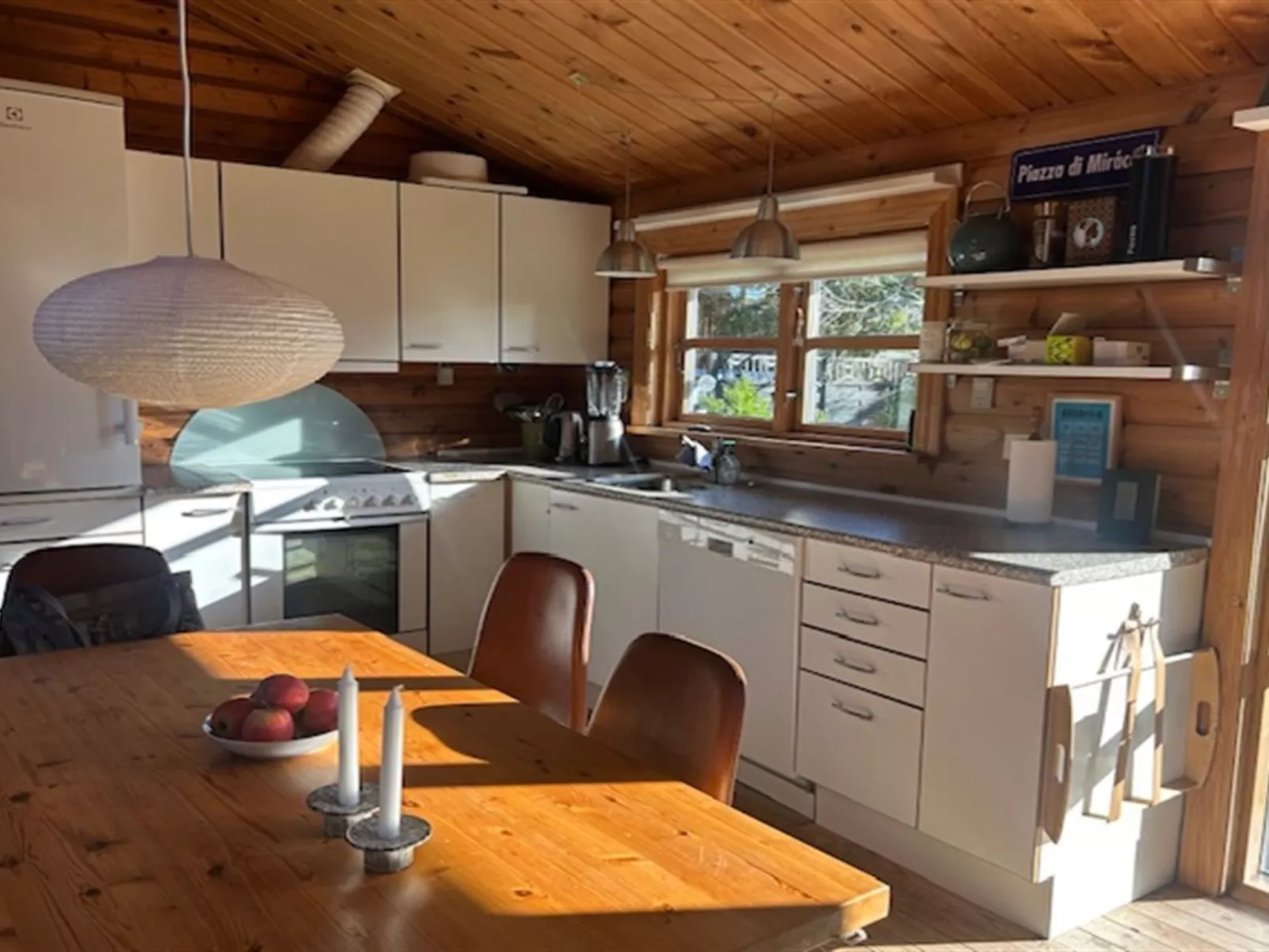 "Tjarko" - 690m to the fjord - Binnen