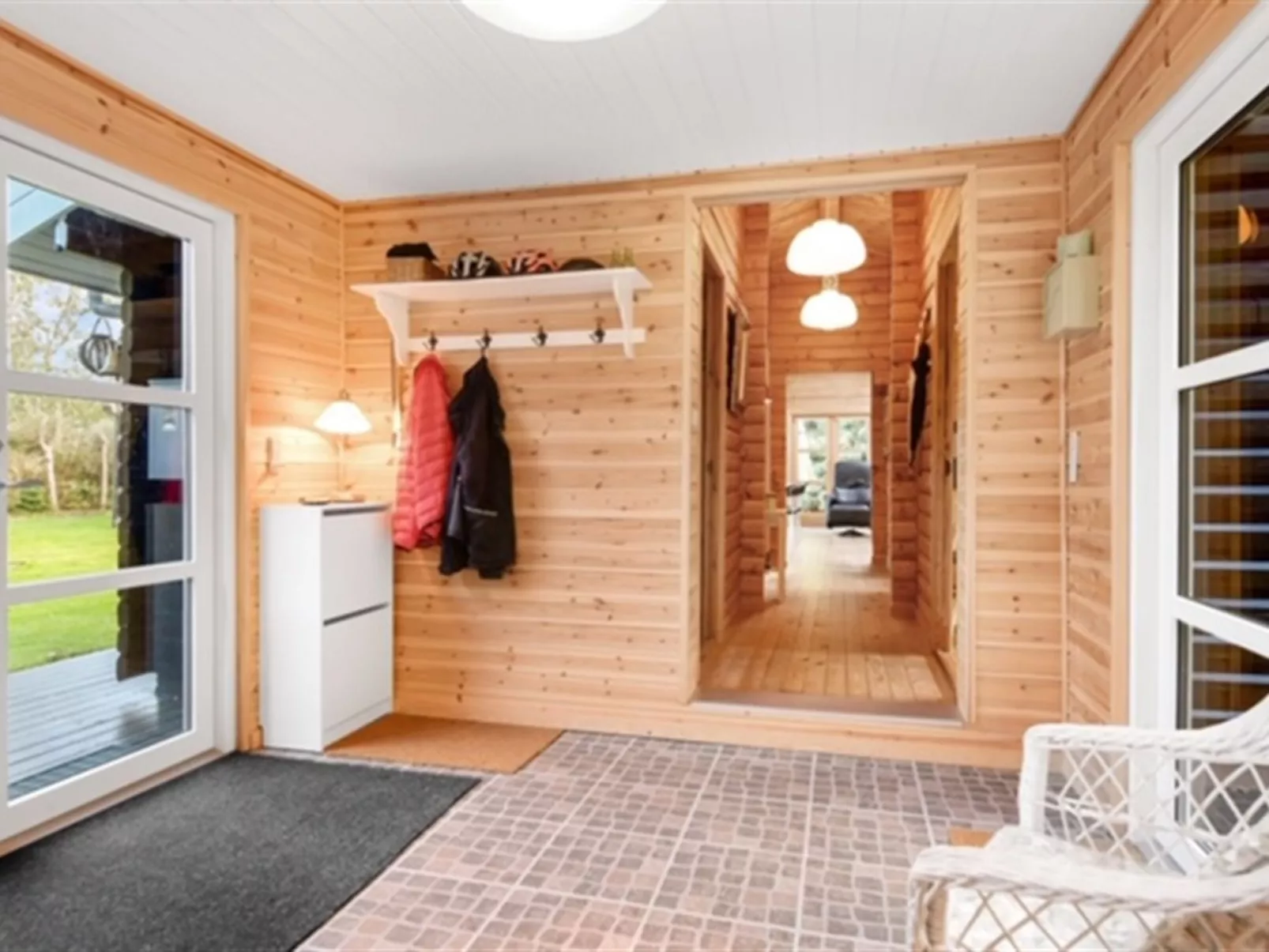 "Tjarko" - 690m to the fjord - Binnen