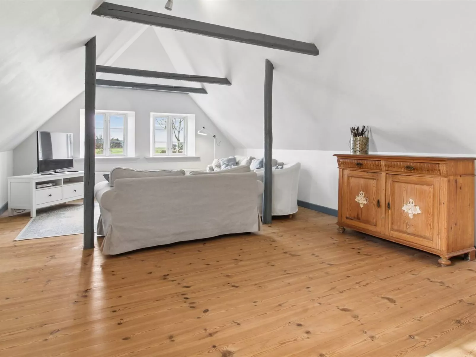 "Myra" - 18km from the sea - Binnen