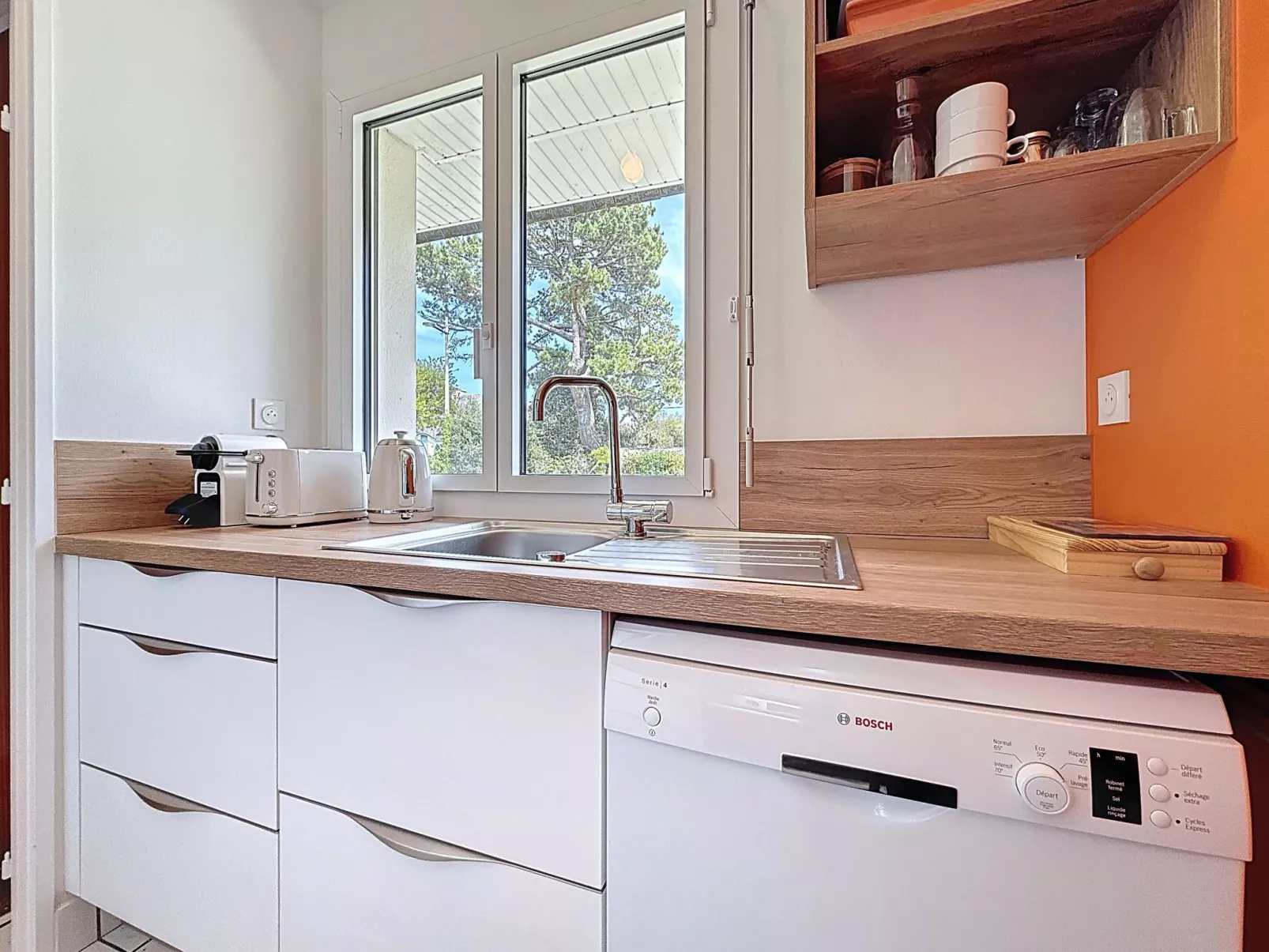 Village de Légenèse - Binnen