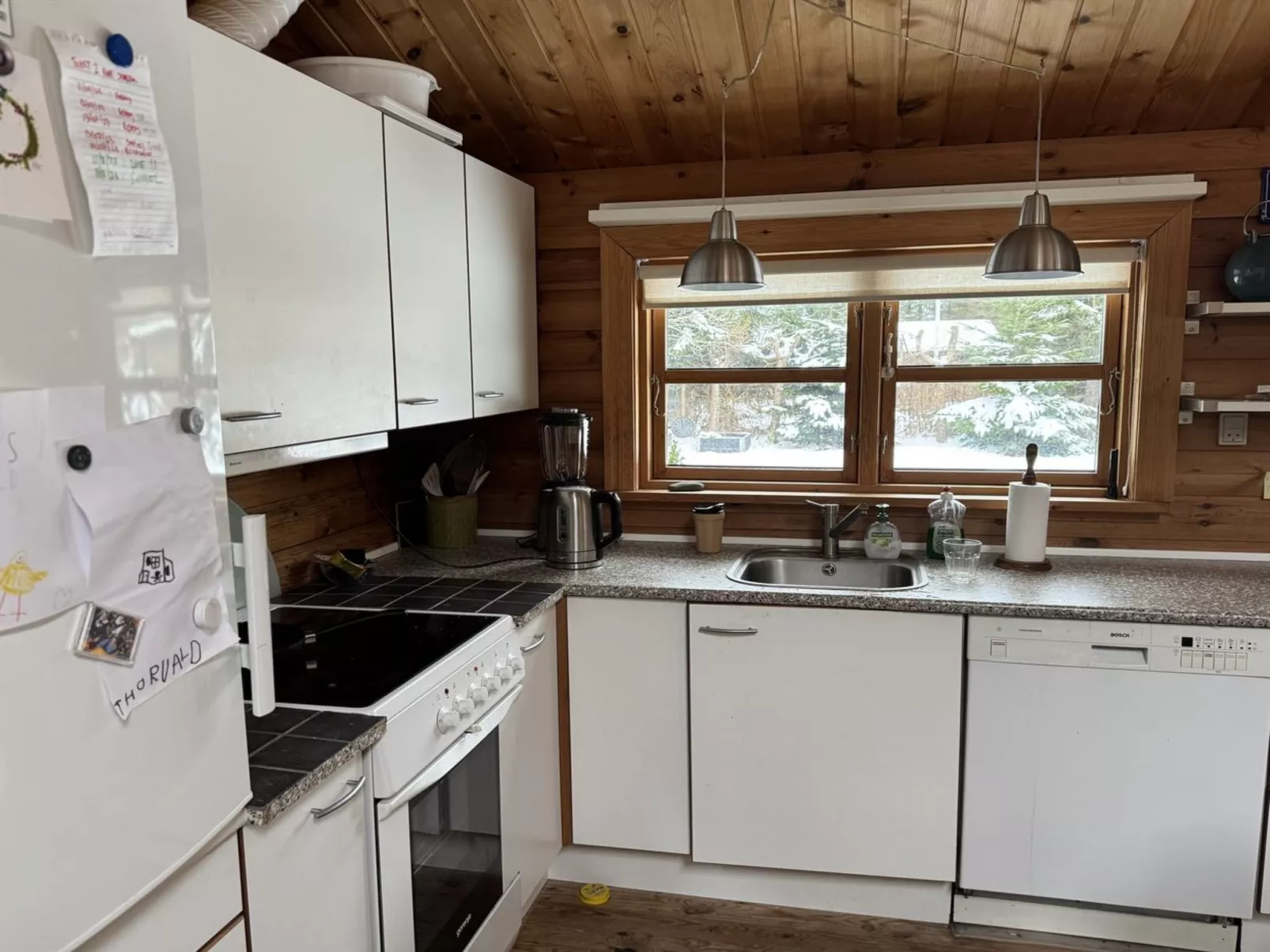 "Tjarko" - 690m to the fjord - Binnen