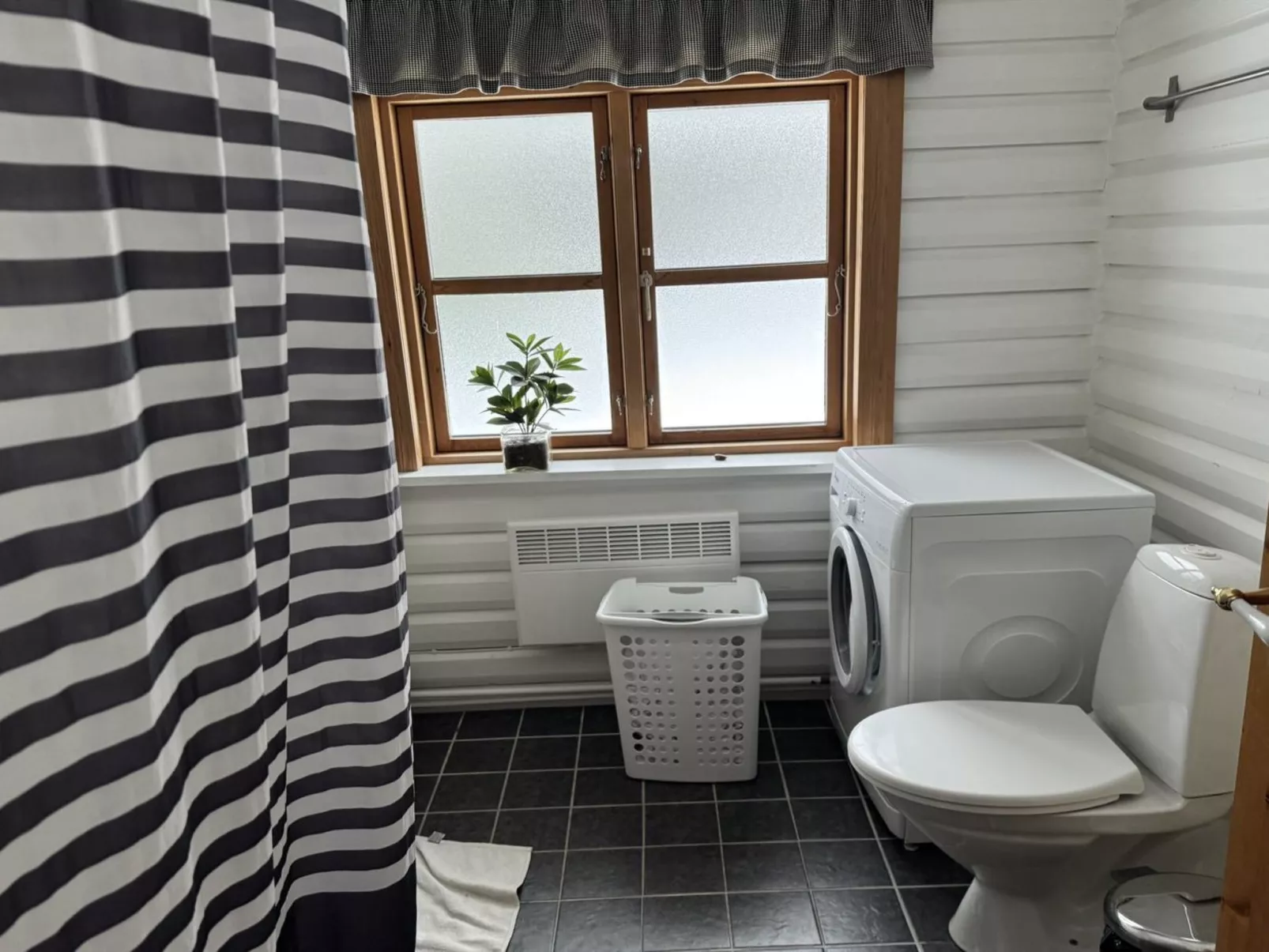 "Tjarko" - 690m to the fjord - Binnen